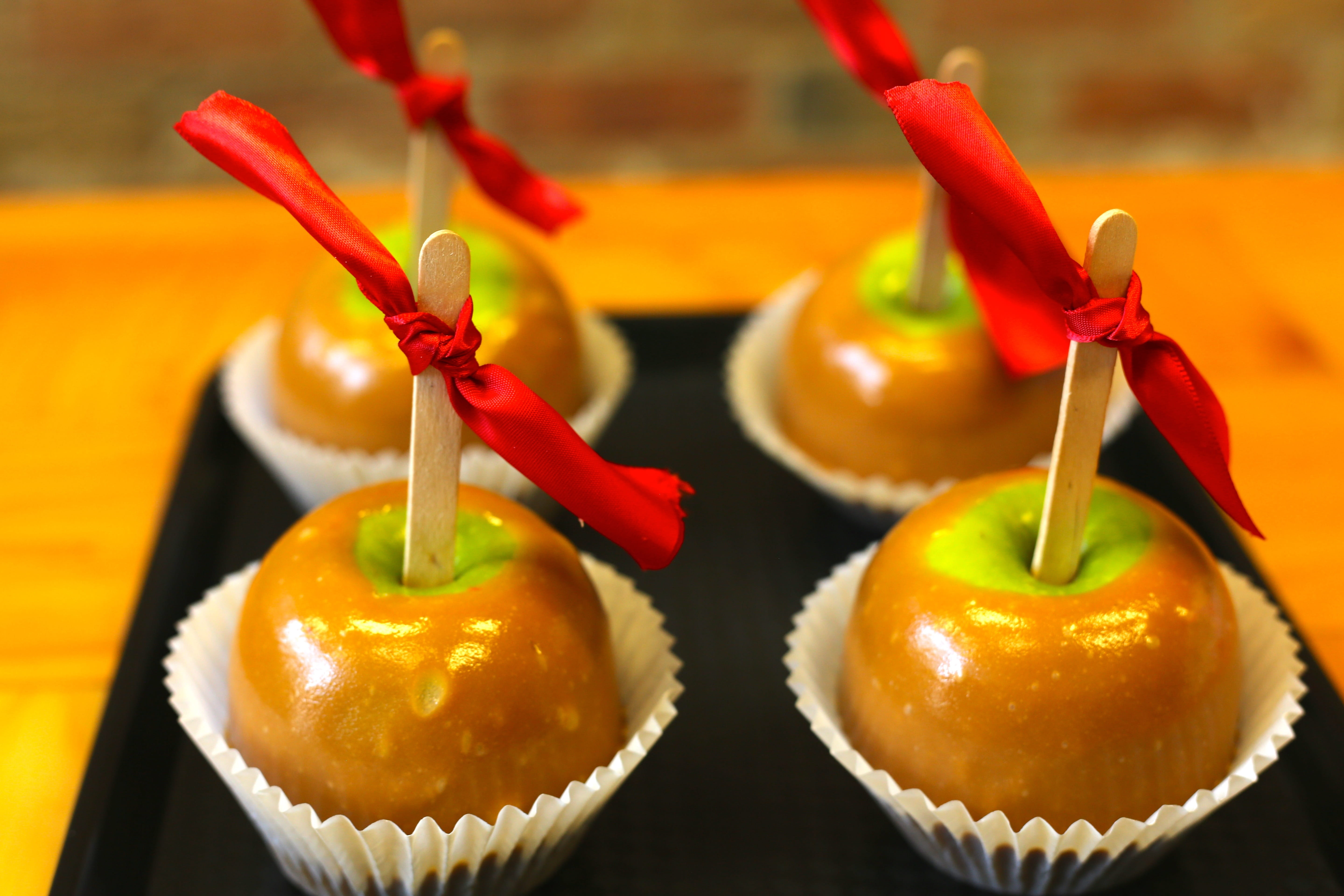 apple, freshness, Caramel, organic, agriculture, black, food, fresh, snack, 5K, ripe, cupcake, still life, Apple, table, delicious, served, nutrition, HD Wallpaper