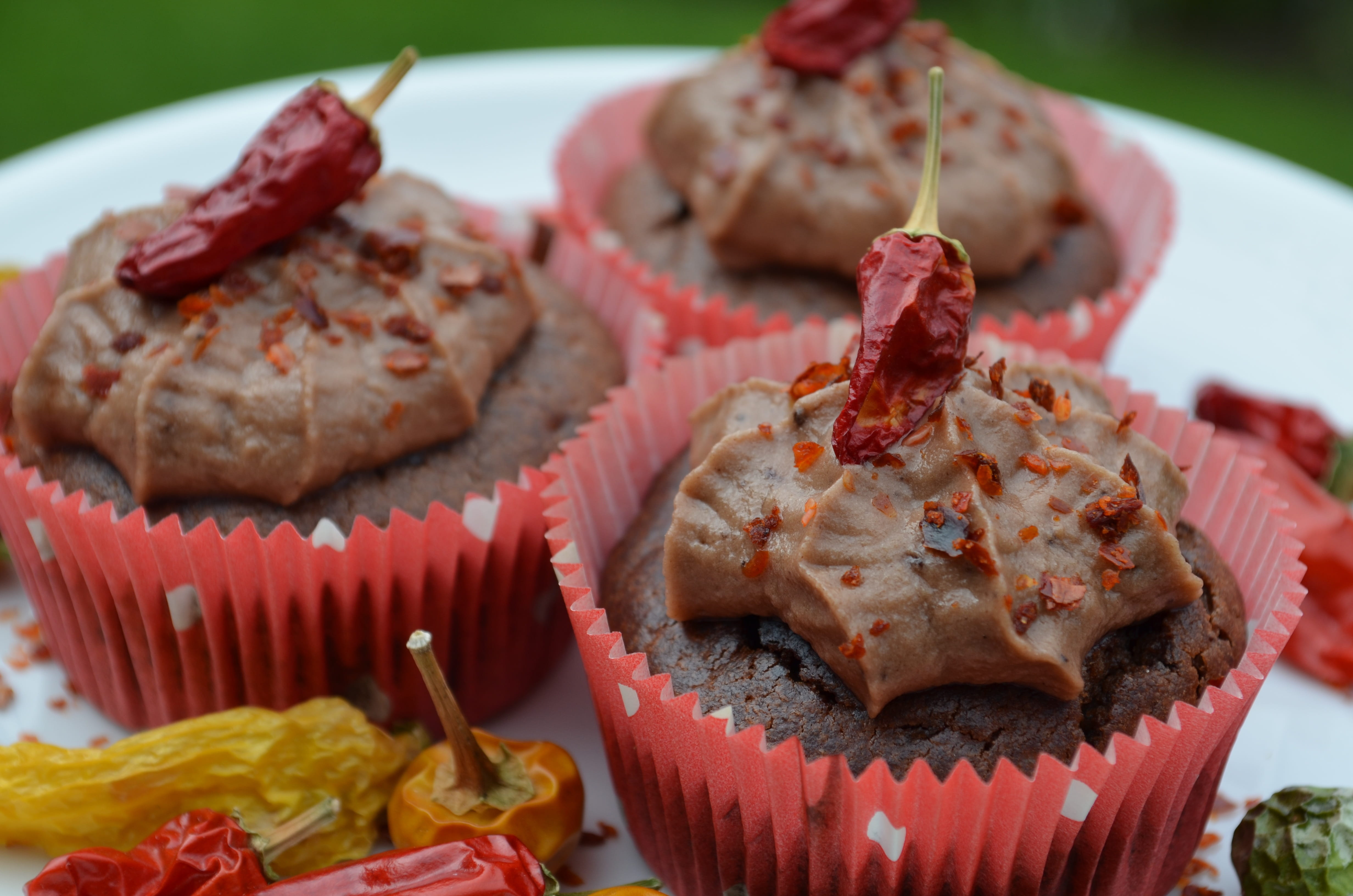 eat, pastry chef, piece of cake, temptation, delicious, muffin, plate, sweet, chick, table, Muffins, baked, chili peppers, Chili, ready-to-eat, colorful, HD Wallpaper