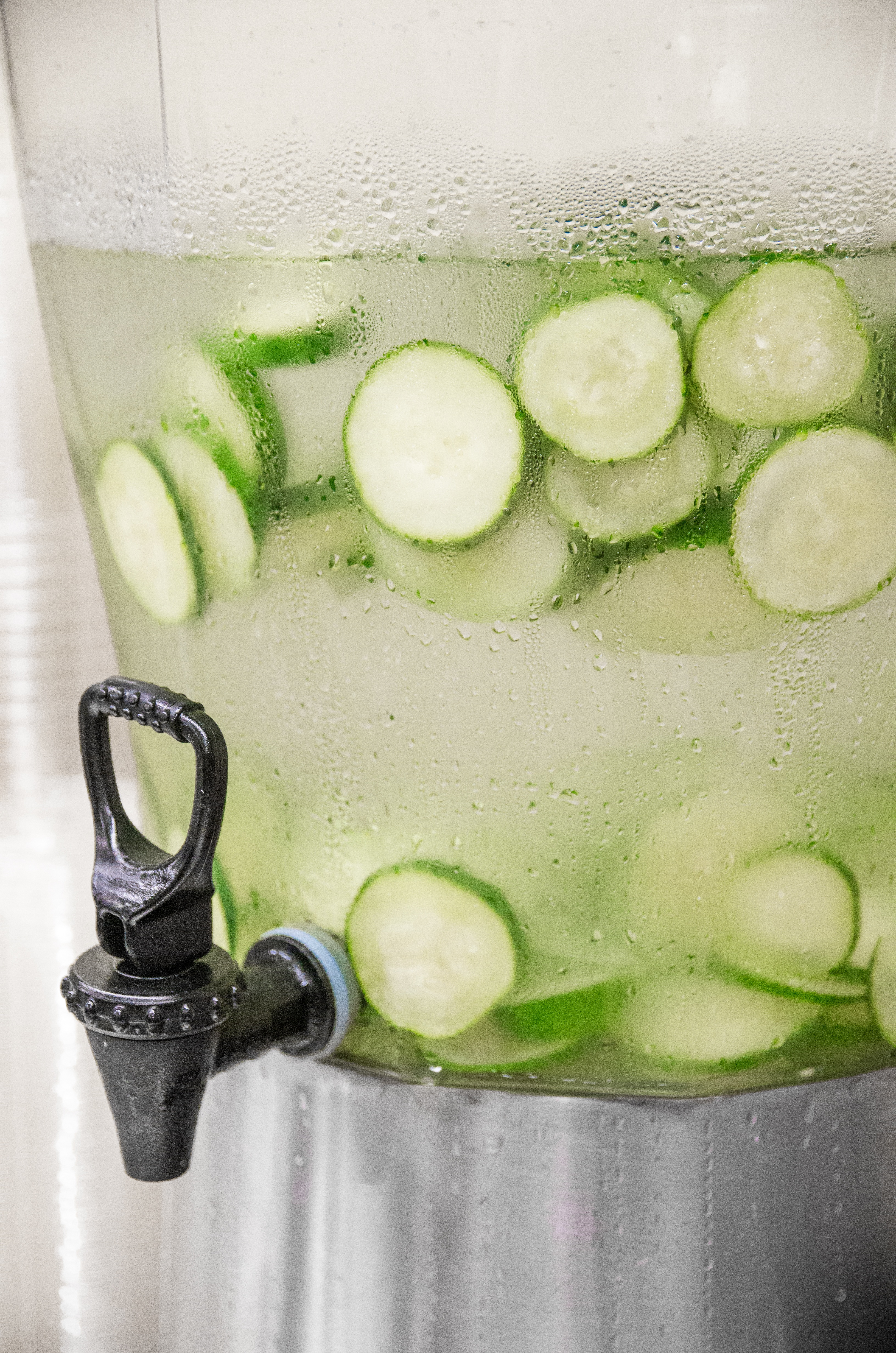 citrus fruit, food and drink, food, still life, drink, green Color, organic, natural, lifestyle, fruit, tonic water, healthy, water, slice, close-up, cold temperature, Phone HD Wallpaper