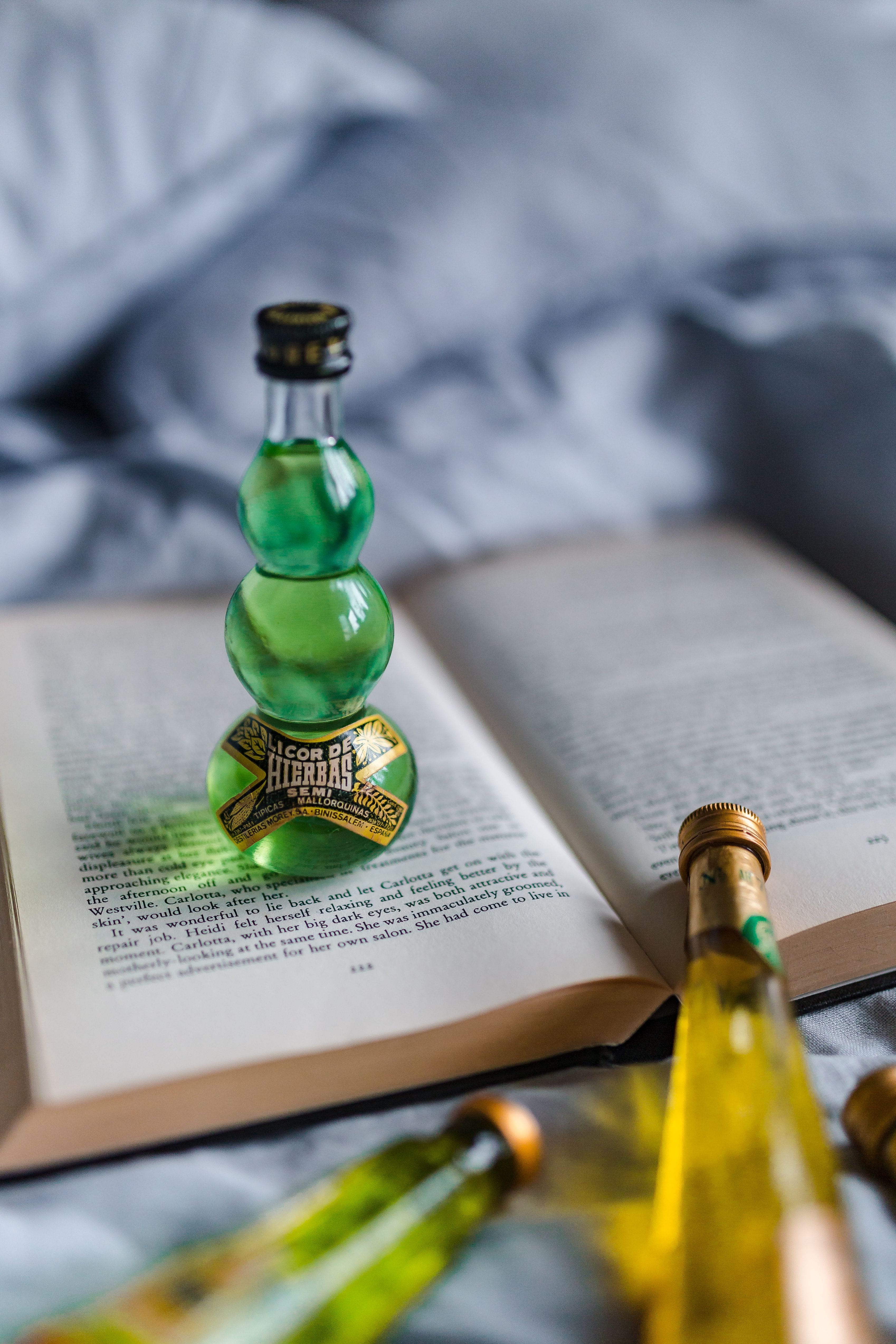 cocktails, bed time, bed, pen, little, education, liqueurs, liquor, selective focus, alcoholism, fountain pen, bottles, table, bottle, read, communication, Phone HD Wallpaper
