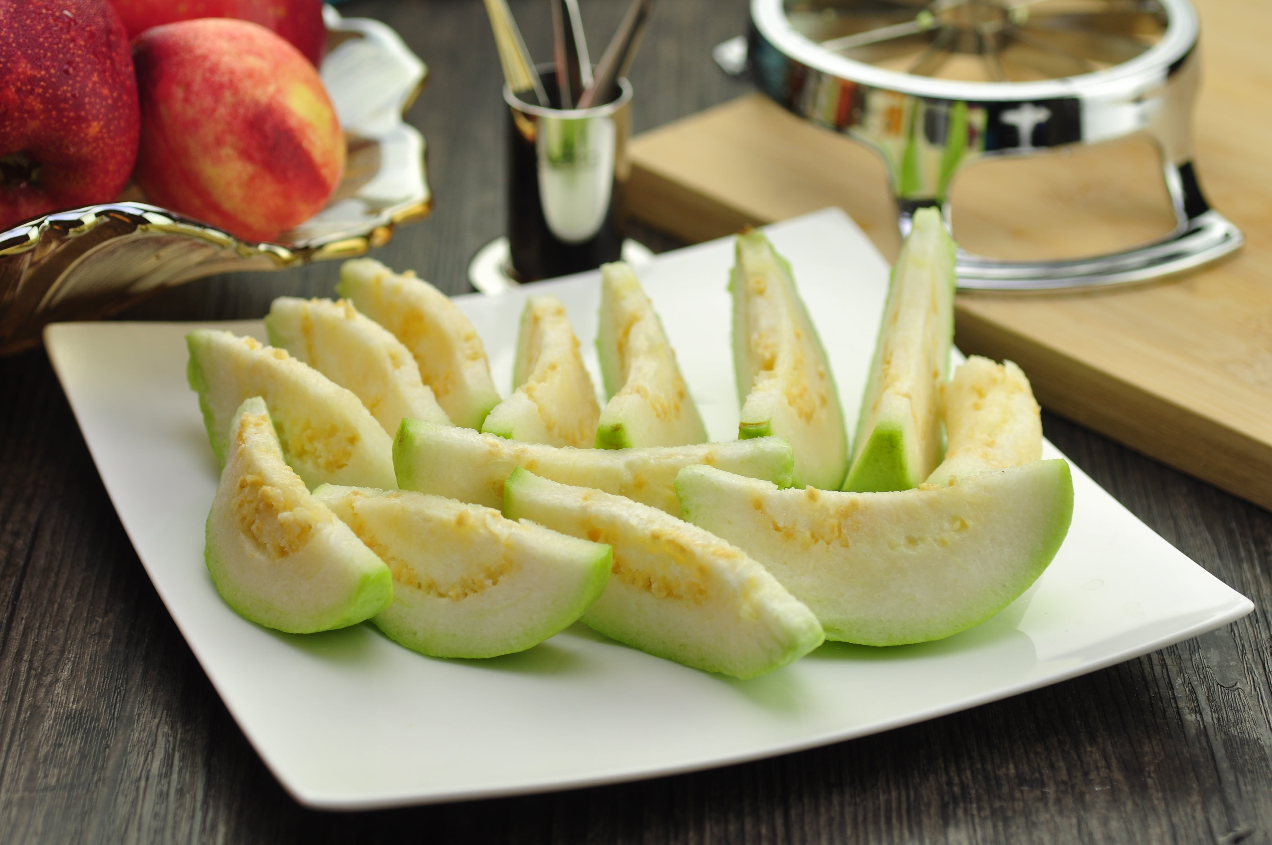 green Color, tray, dinner, close-up, healthy Eating, guava, vegetarian Food, focus on foreground, snack, cheese, serving size, lunch, eating, sliced, 4K, HD Wallpaper