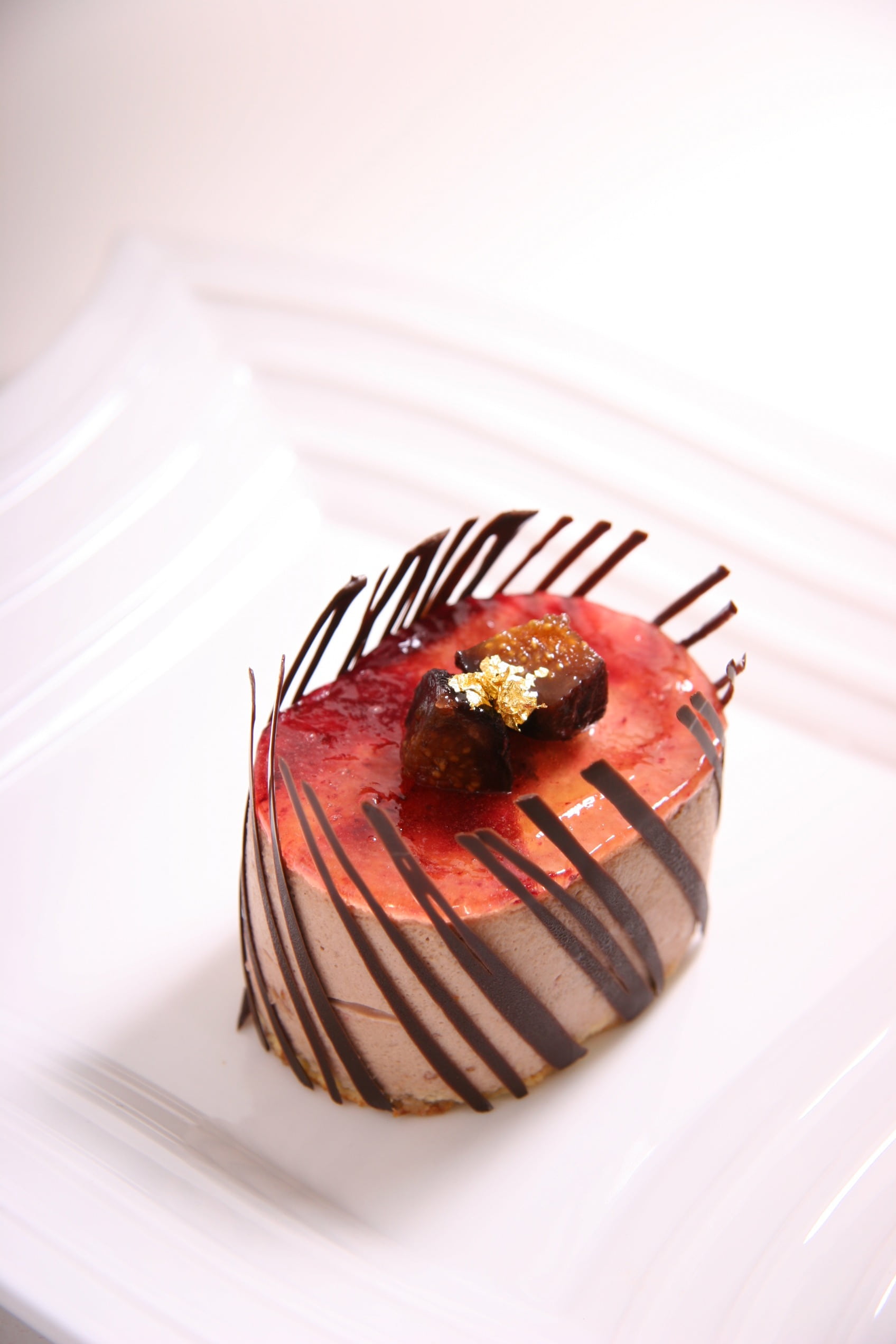 gato, france confectionery, high angle view, sweet, chocolate, plate, still life, temptation, kitchen utensil, indulgence, ready-to-eat, dessert, gourmet, Phone HD Wallpaper