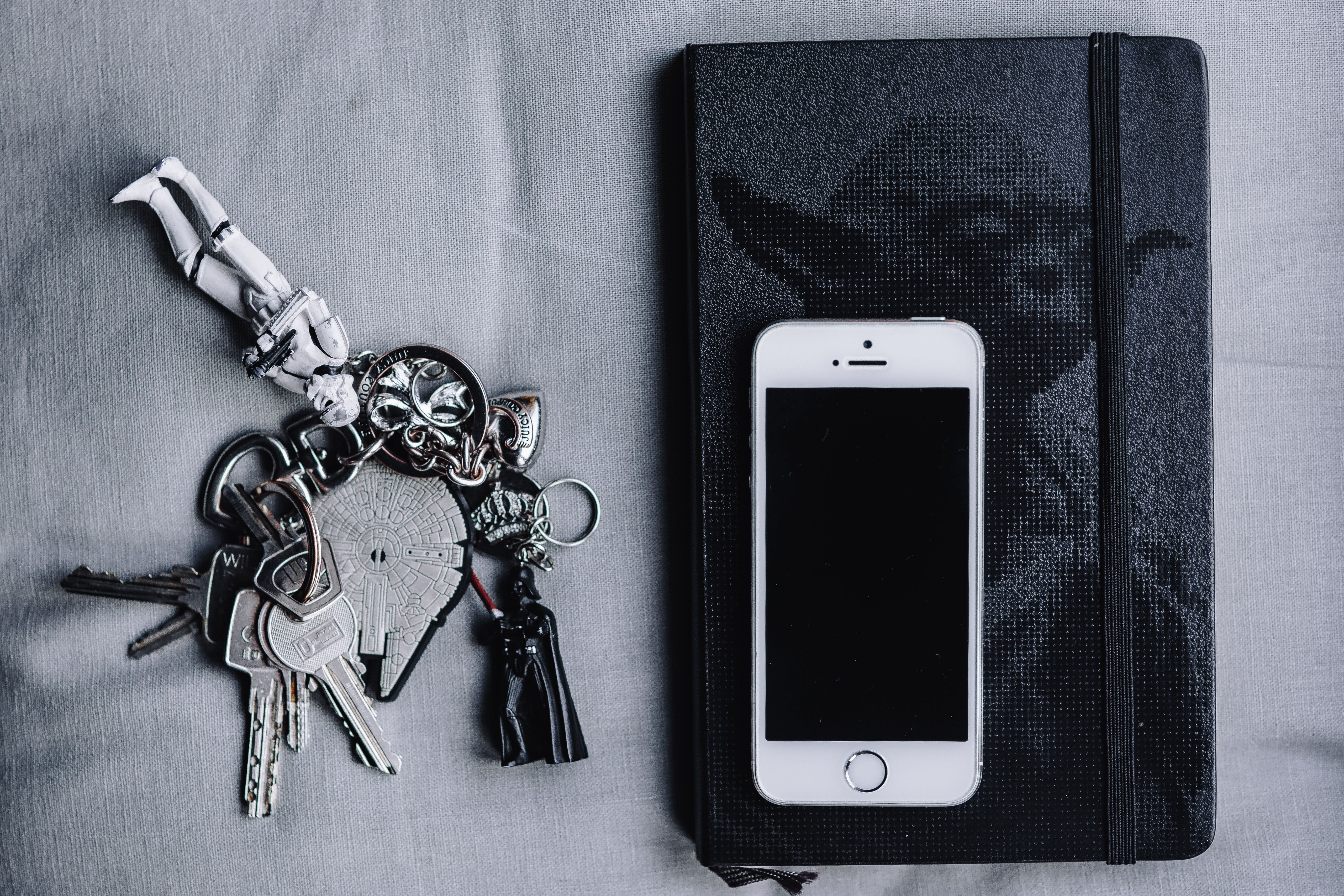 wars, necklace, connection, personal accessory, workplace, 5K, iphone, no people, technology, accesories, table, smart phone, workspace, jewelry, still life, HD Wallpaper