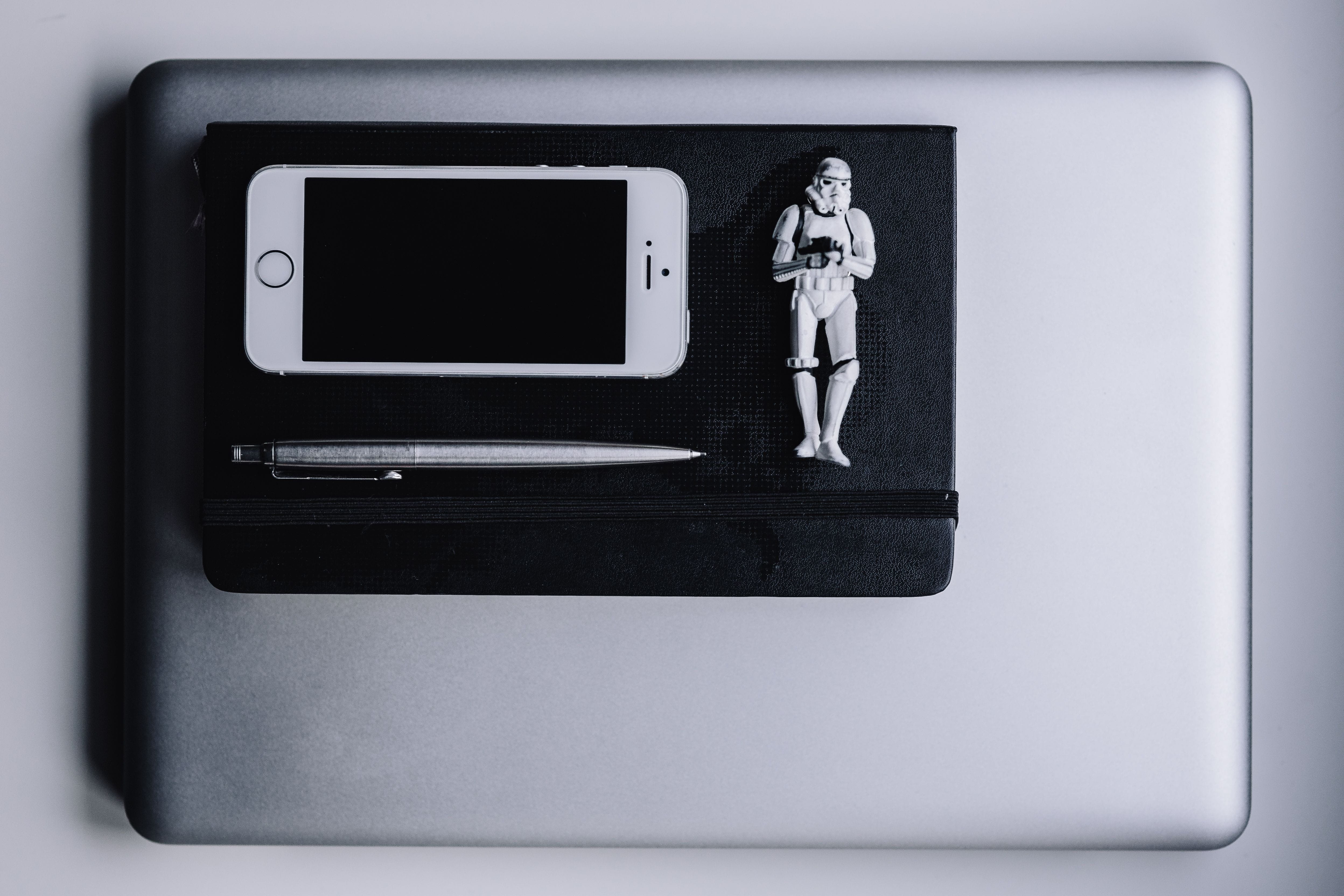 workplace, white, no people, wars, white color, iphone 5, indoors, technology, computer equipment, music, female likeness, minimal, iphone, business, bone, HD Wallpaper