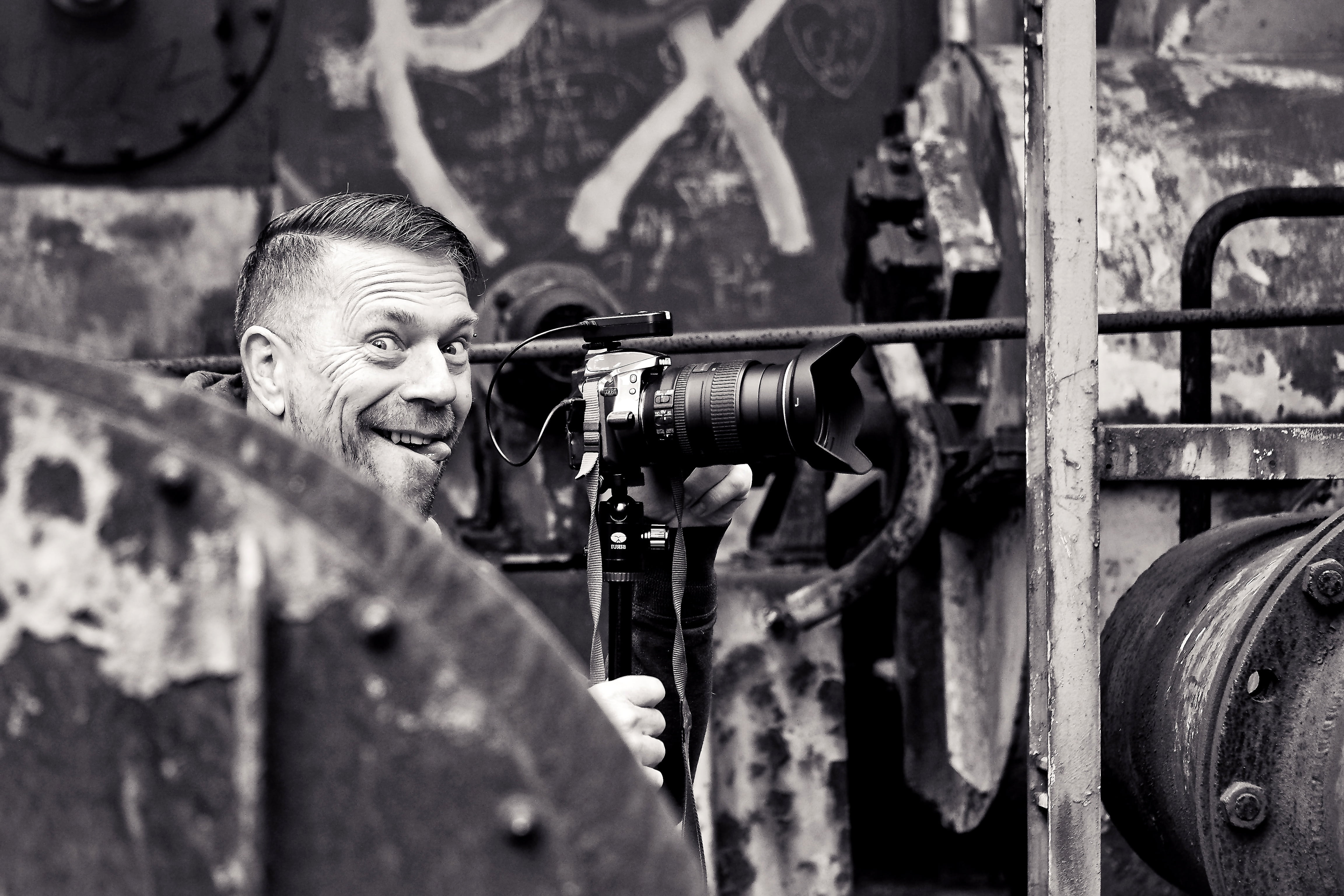 photography, adults only, transportation, images, slr, only men, front, standing, adult, portrait, metal, fun, smiling, sw, rangefinder camera, headshot, HD Wallpaper