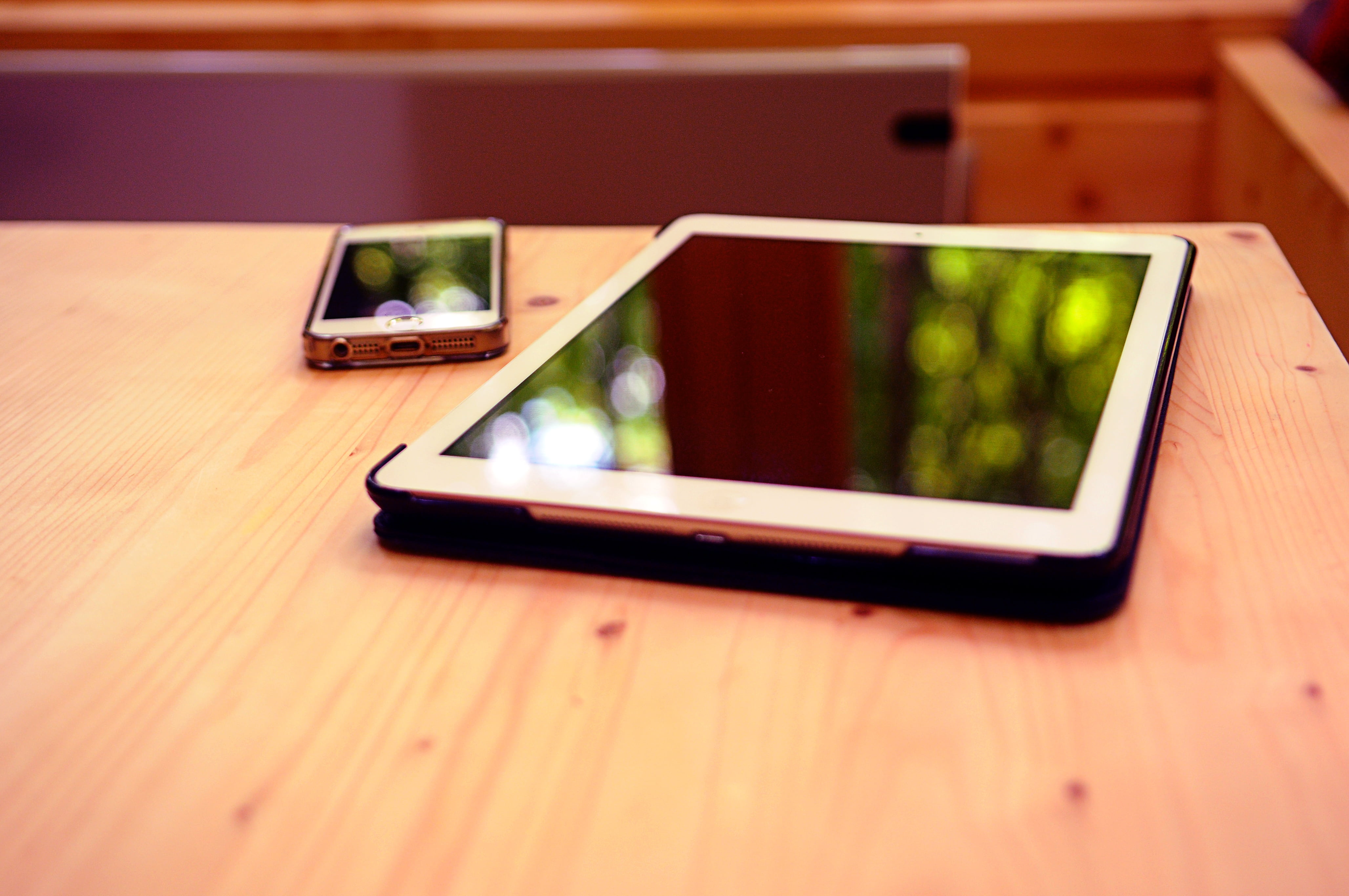 tablet, portability, beige, digital display, 4K, computer, beside, digital viewfinder, objects, device screen, desk, internet, digital tablet, mobile phone, HD Wallpaper