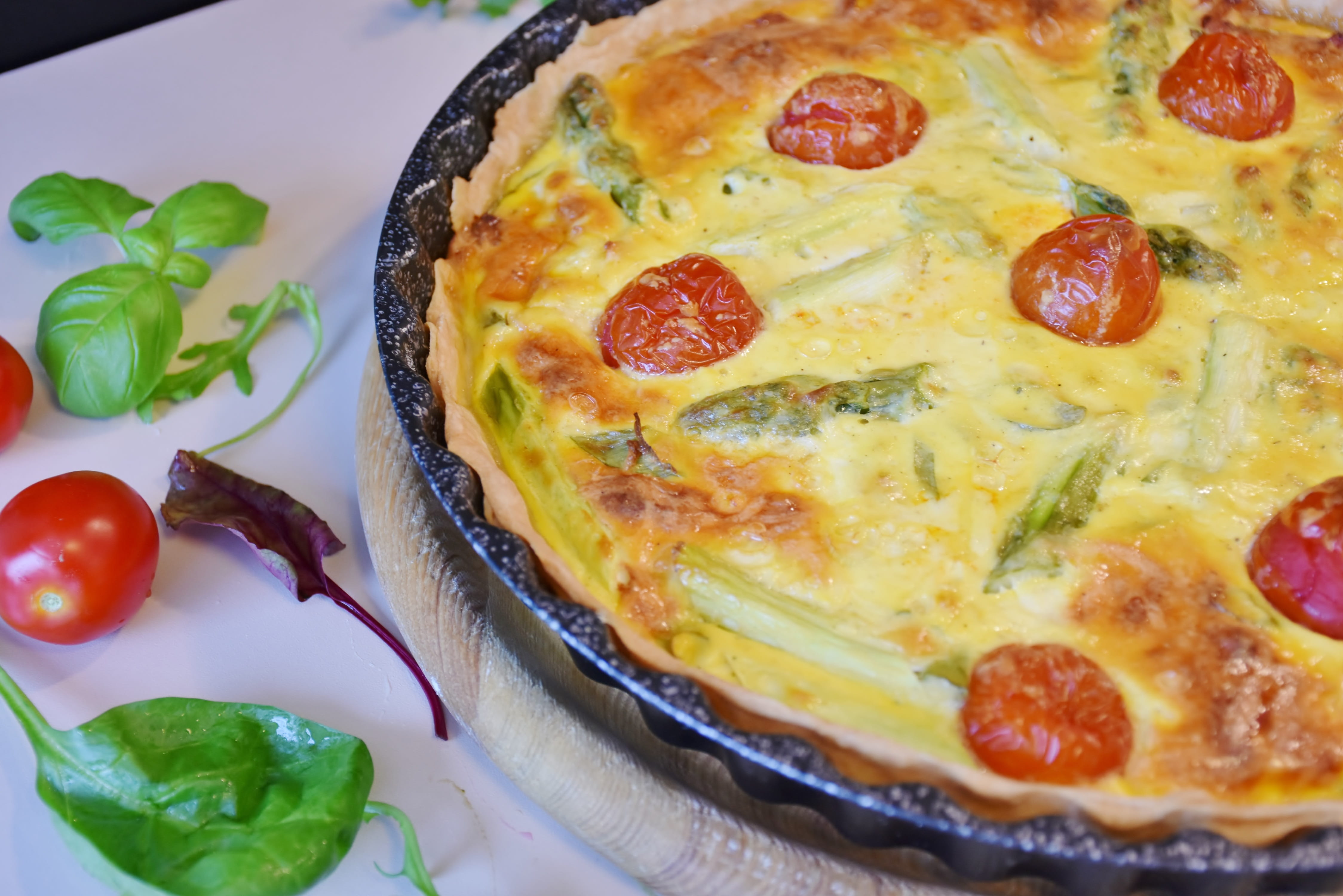 savory pie, plate, meal, vegetable, indoors, 4K, high angle view, table, tomato, no people, near, leek, container, france, carbohydrates, pizza, healthy eating, HD Wallpaper