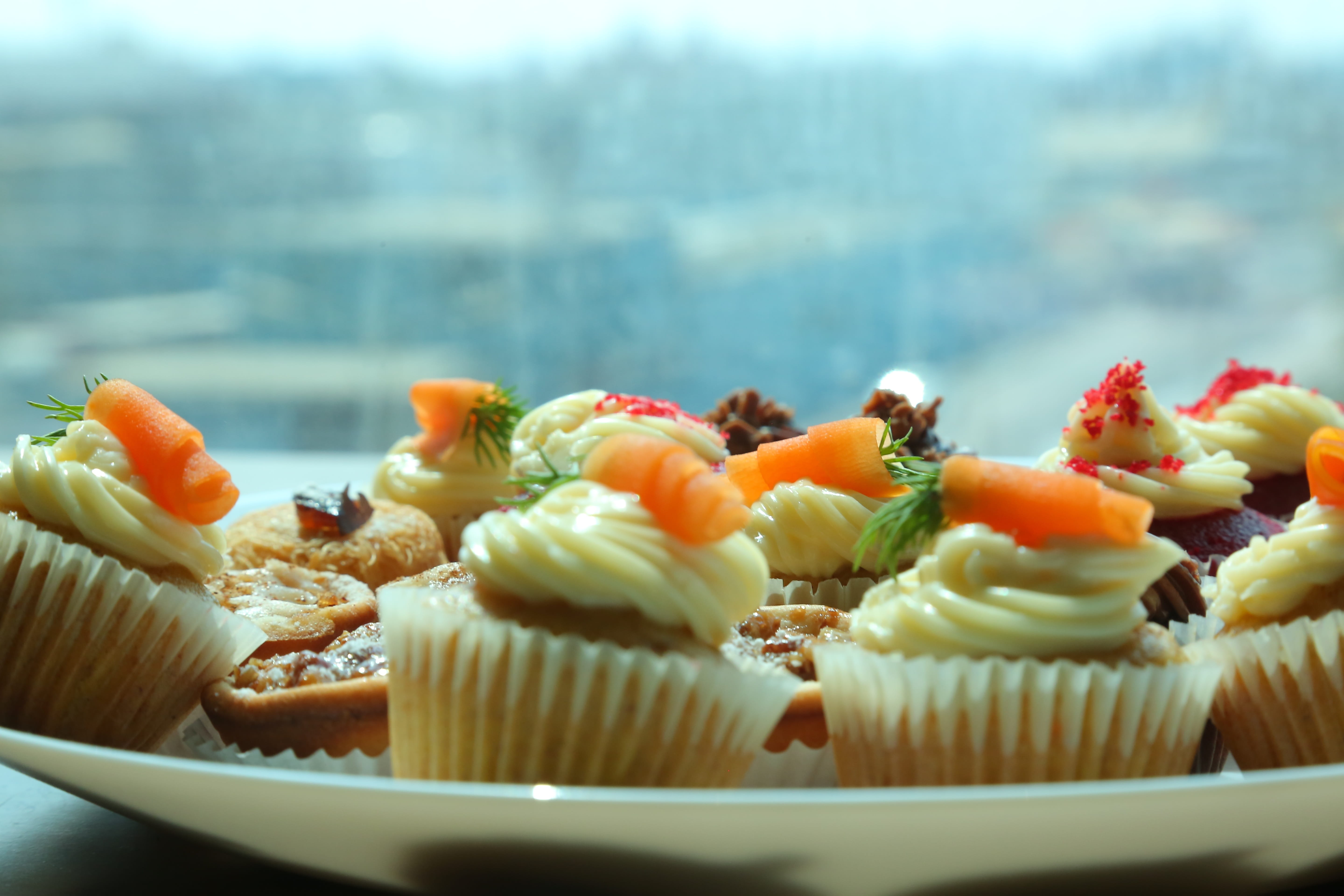 food, 5K, black color, indulgence, snack, day, plank, dessert, meal, savory pie, dinner, sweet food, freshness, breakfast, cupcake, temptation, selective focus, HD Wallpaper