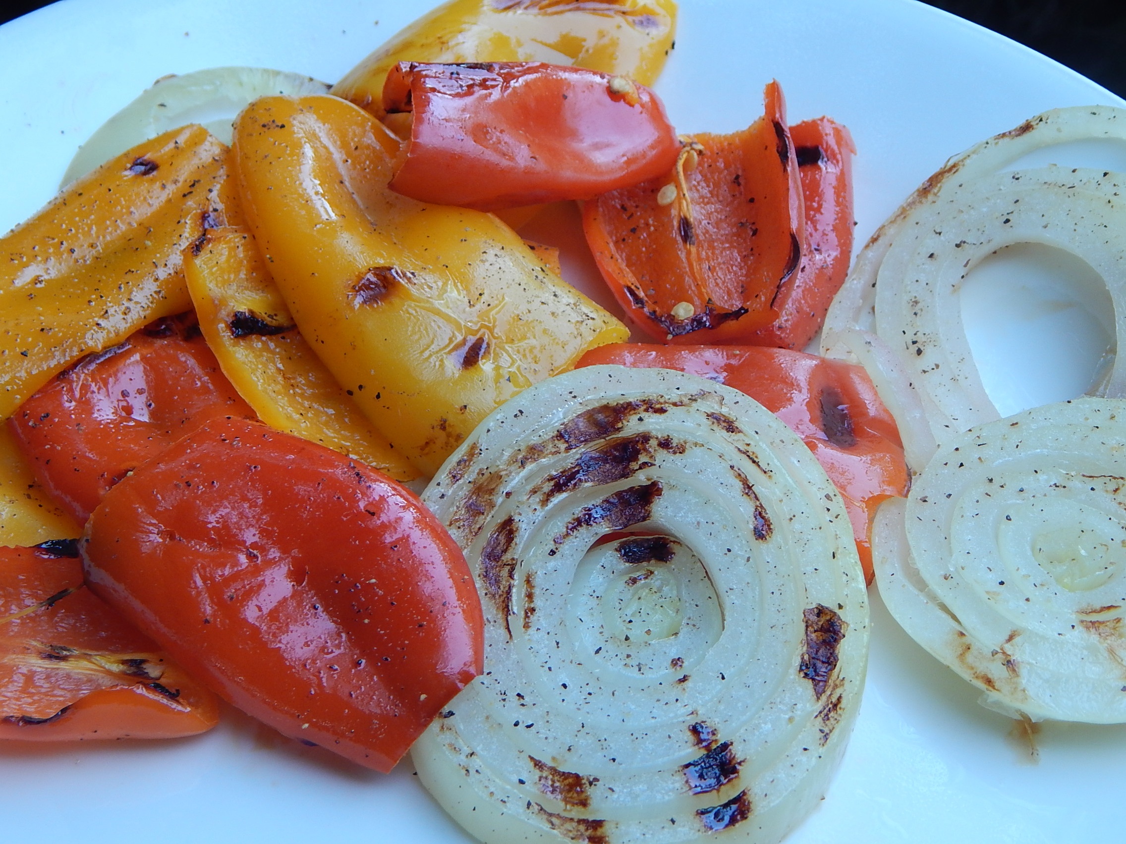 grilled veggies, tomato, paprika, indoors, meat, food, veggies, indulgence, no people, plate, breakfast, fruit, slice, freshness, healthyeats, temptation, HD Wallpaper