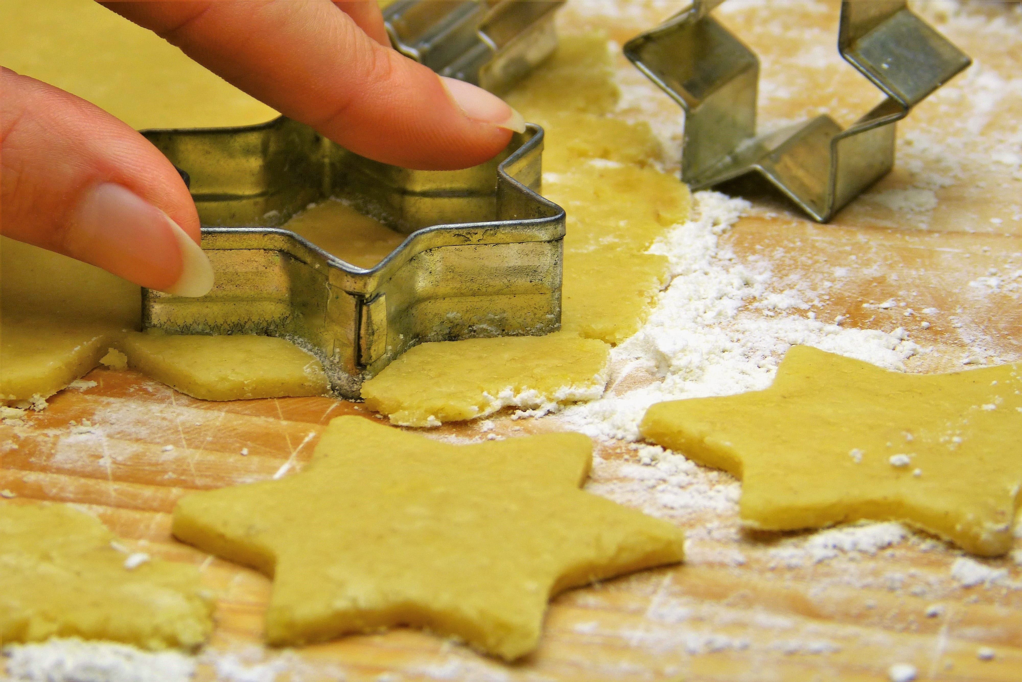 tradition, christmas cookies, body part, sugar-, person, cutter, preparing food, ingredients, holding, flour, making, bake cookies, knead, shape, wave out, HD Wallpaper