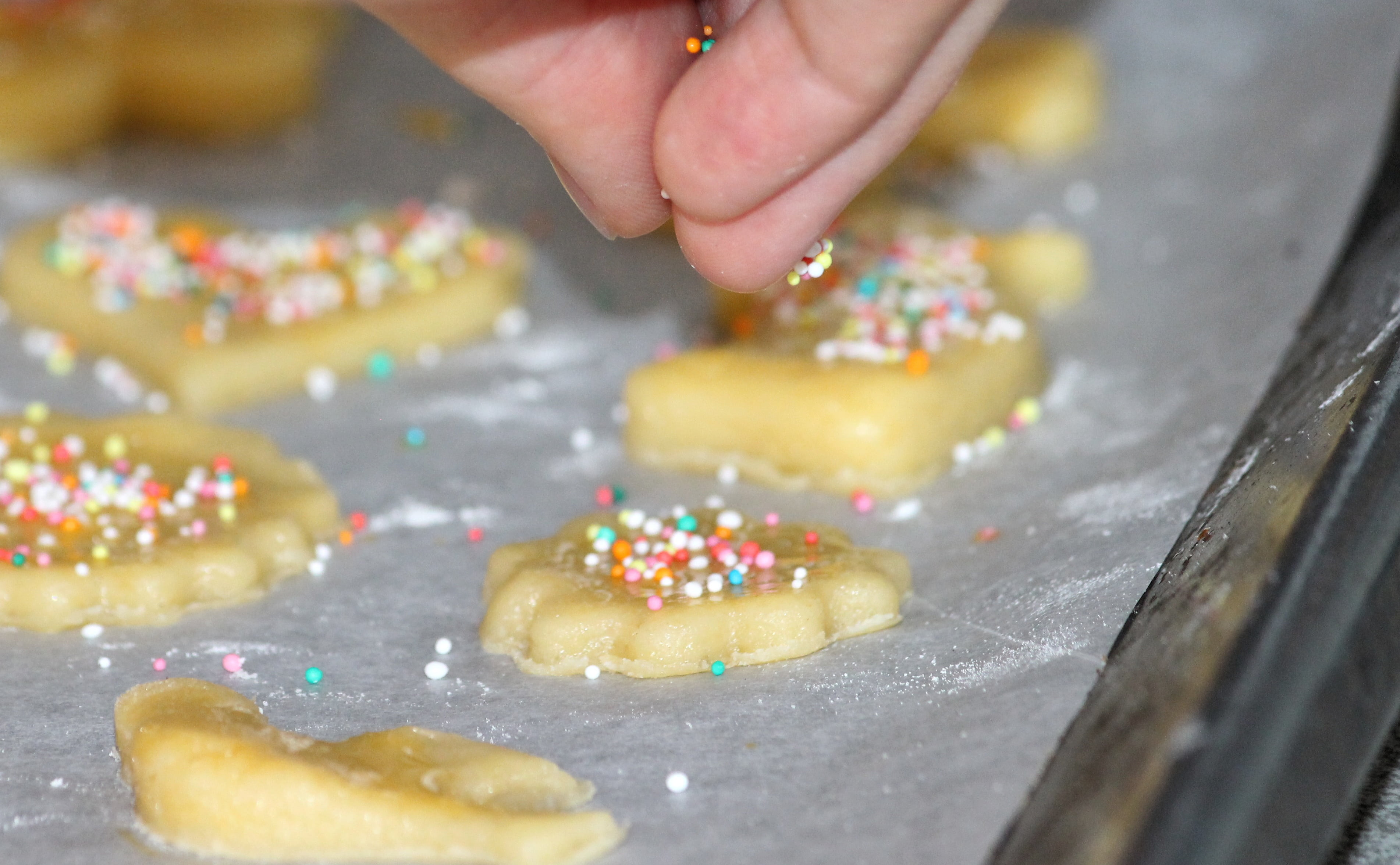 baking cookies, homemade, christmas consumption, knead, human hand, laying out, christmas, sugar pearls, preparing food, work, cookie, streusel, carbohydrates, HD Wallpaper