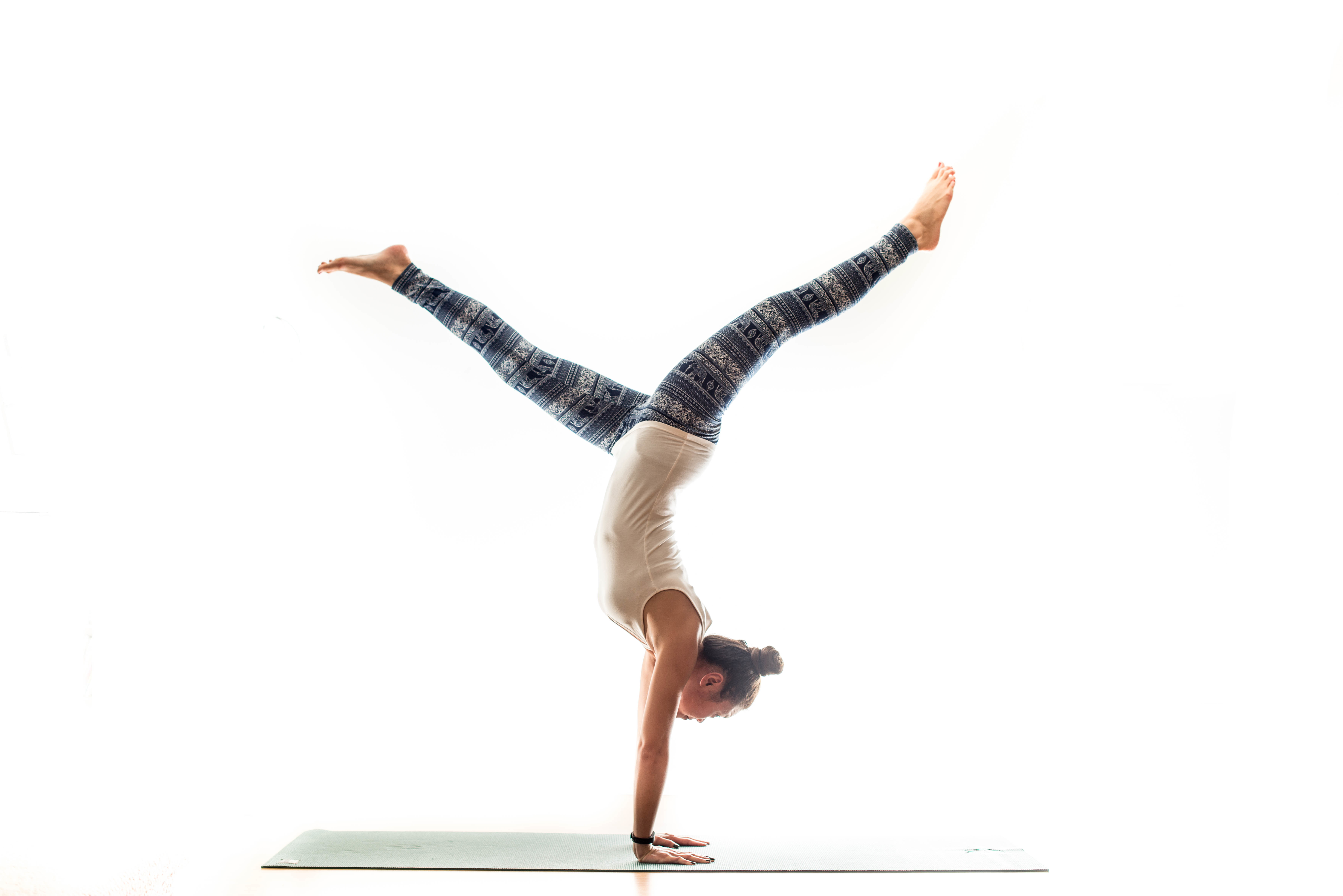 yoga, 5K, balance, girl, Mat, pose, HD Wallpaper