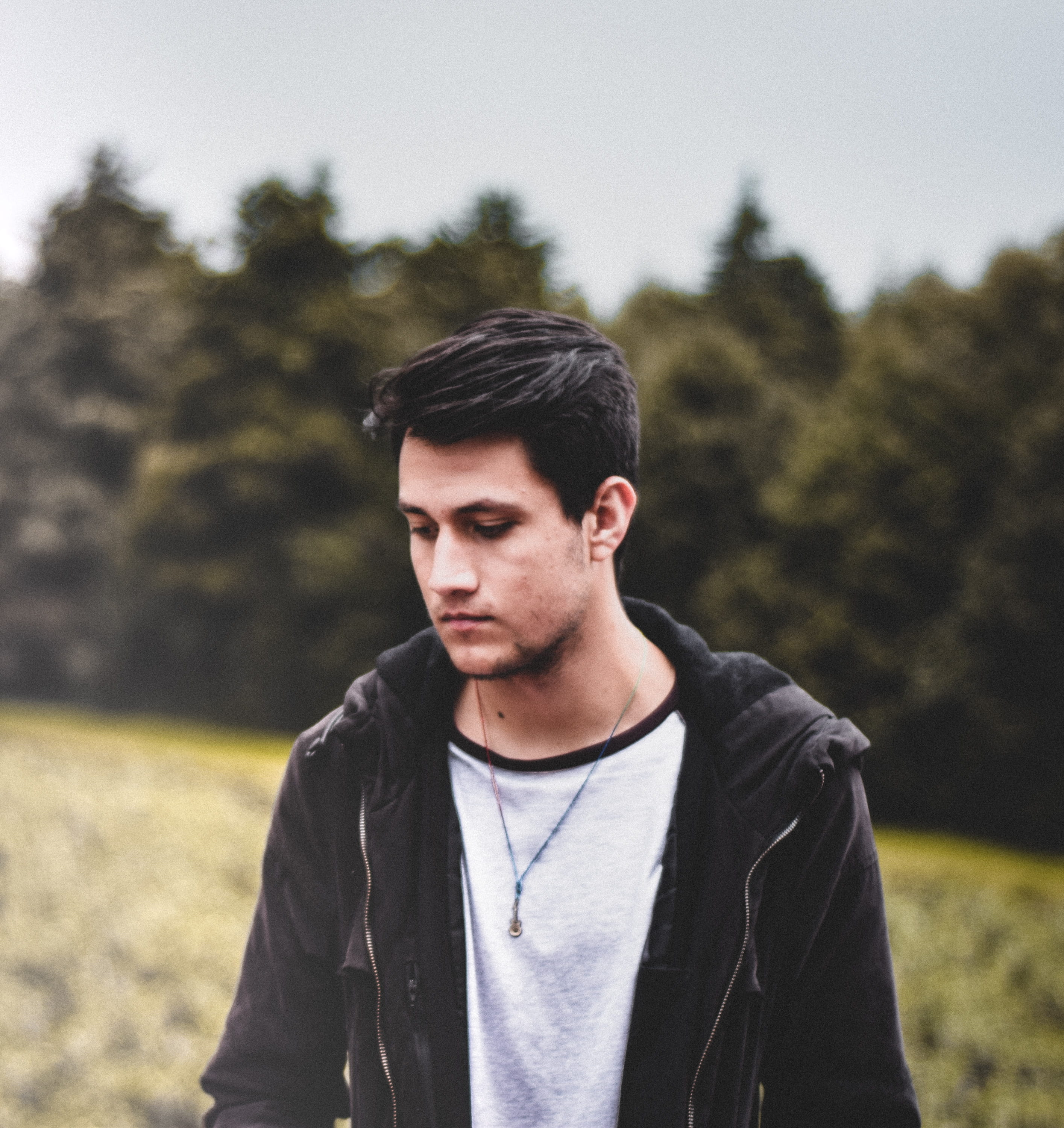 pose, lifestyles, day, land, hipster, 2K, contemplation, young men, young adult, portrait, man, nature, leisure activity, real people, indie, front view, Phone HD Wallpaper