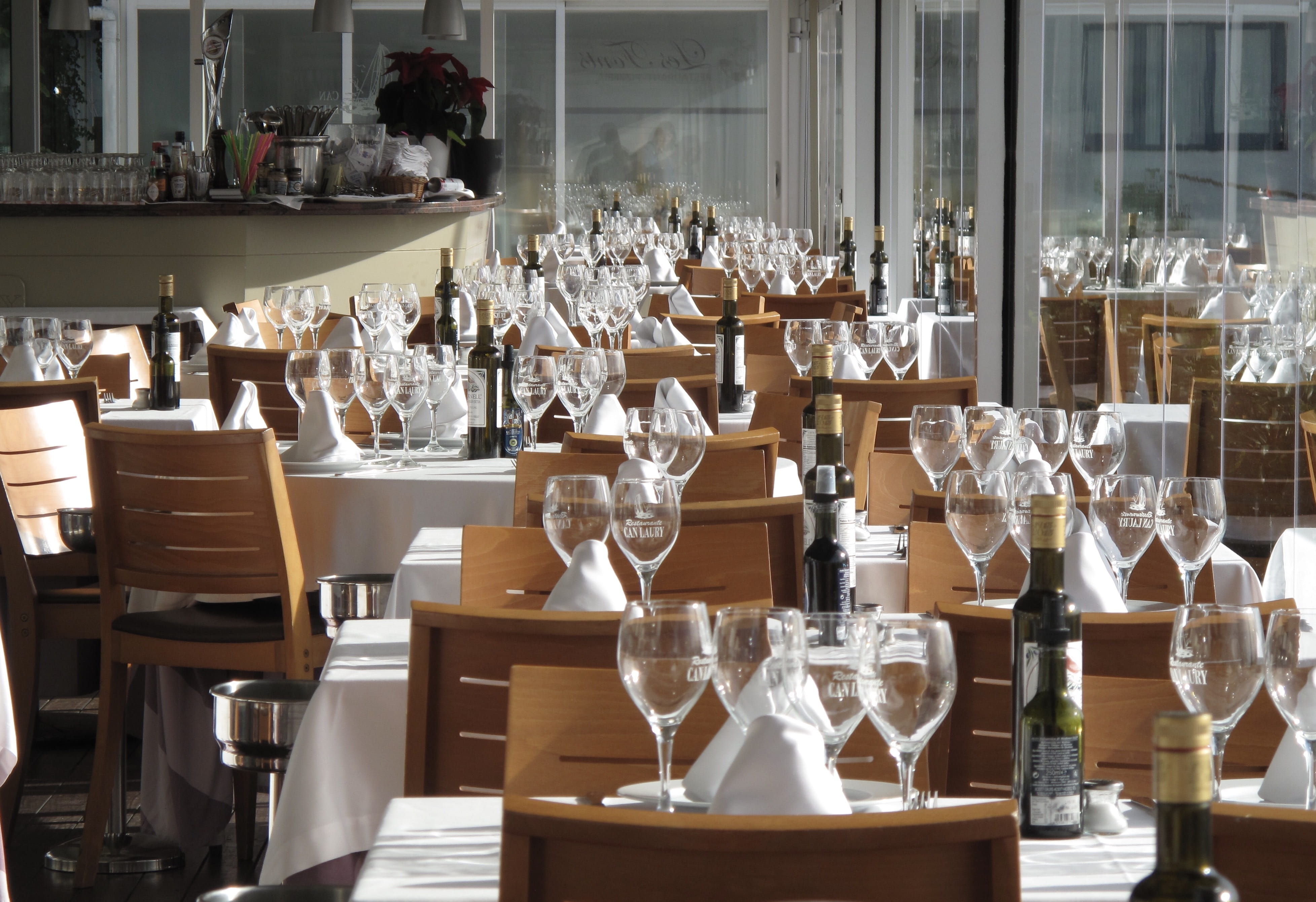 luxury, no People, food and drink, furniture, empty, celebration, Glasses, drink, refreshment, Restaurant, service, silverware, household equipment, indoors, HD Wallpaper