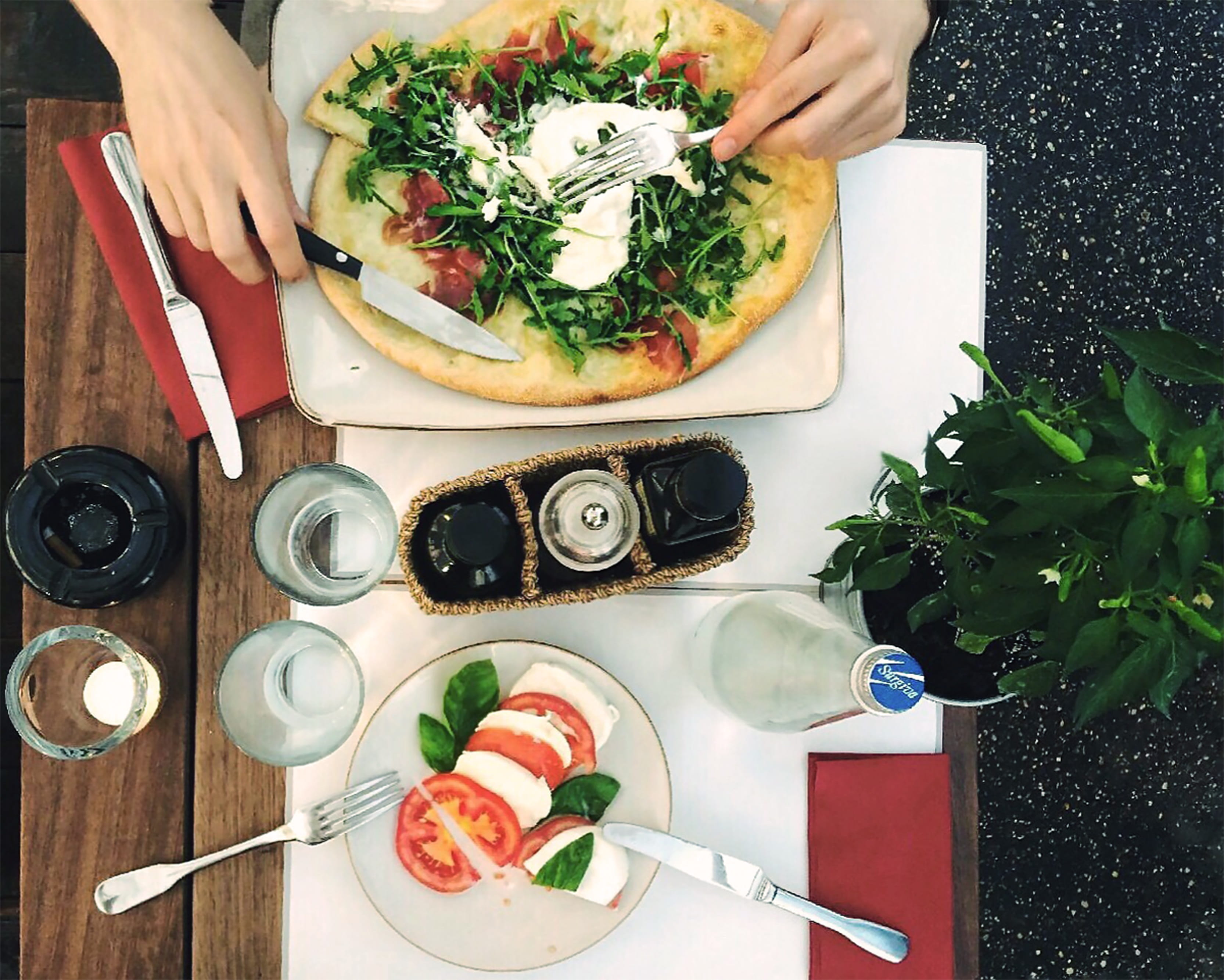 hands, freshness, pizza, high angle view, hand, plate, ready-to-eat, mozzarella, vegetable, 2K, drink, omelet, healthy eating, restaurant, preparing food, HD Wallpaper