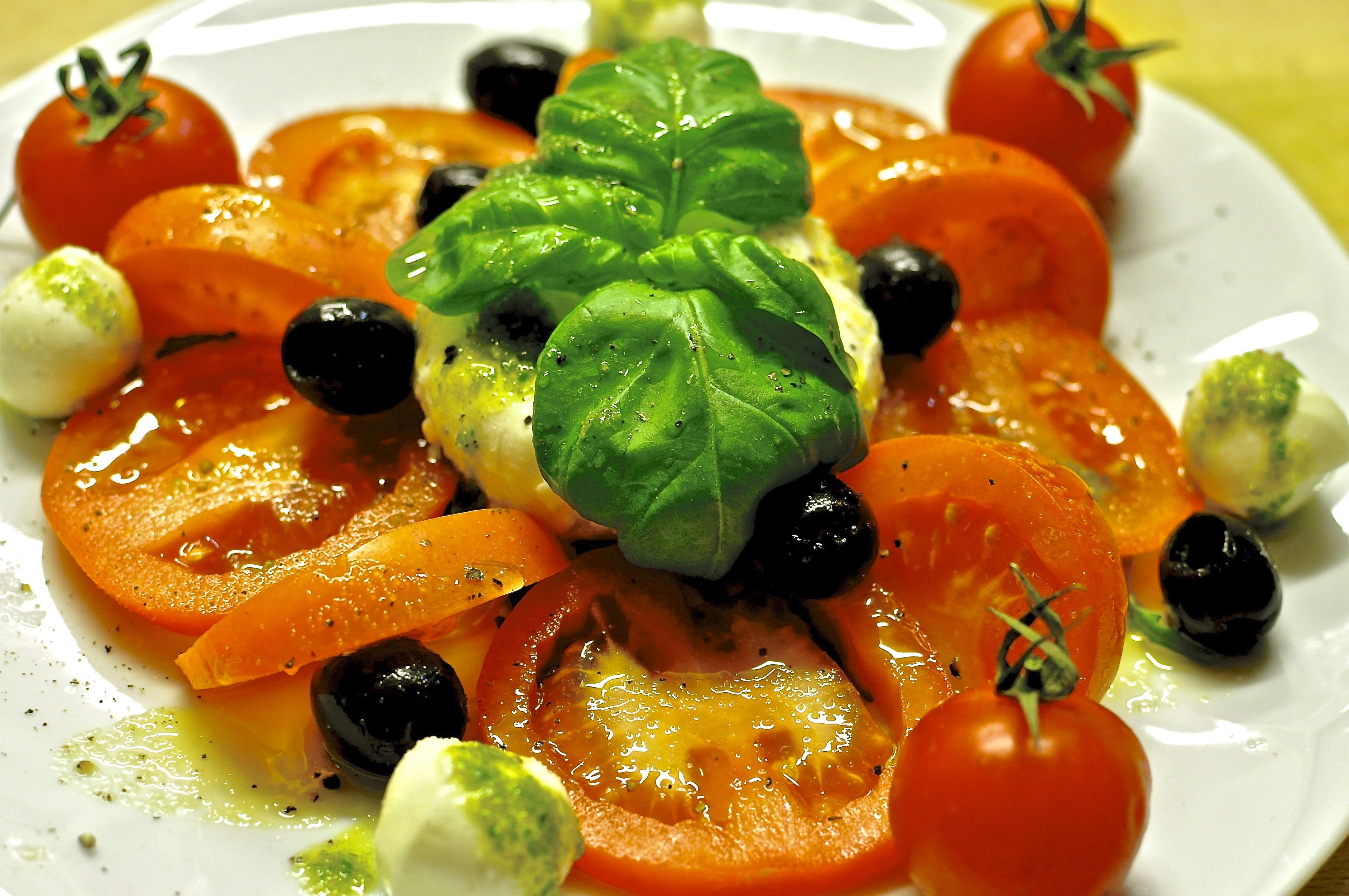 food, 2K, garnish, mozzarella, serving size, indoors, still life, antipasti, tomato mozzarella, healthy eating, starter, caprese, fruit, temptation, freshness, HD Wallpaper