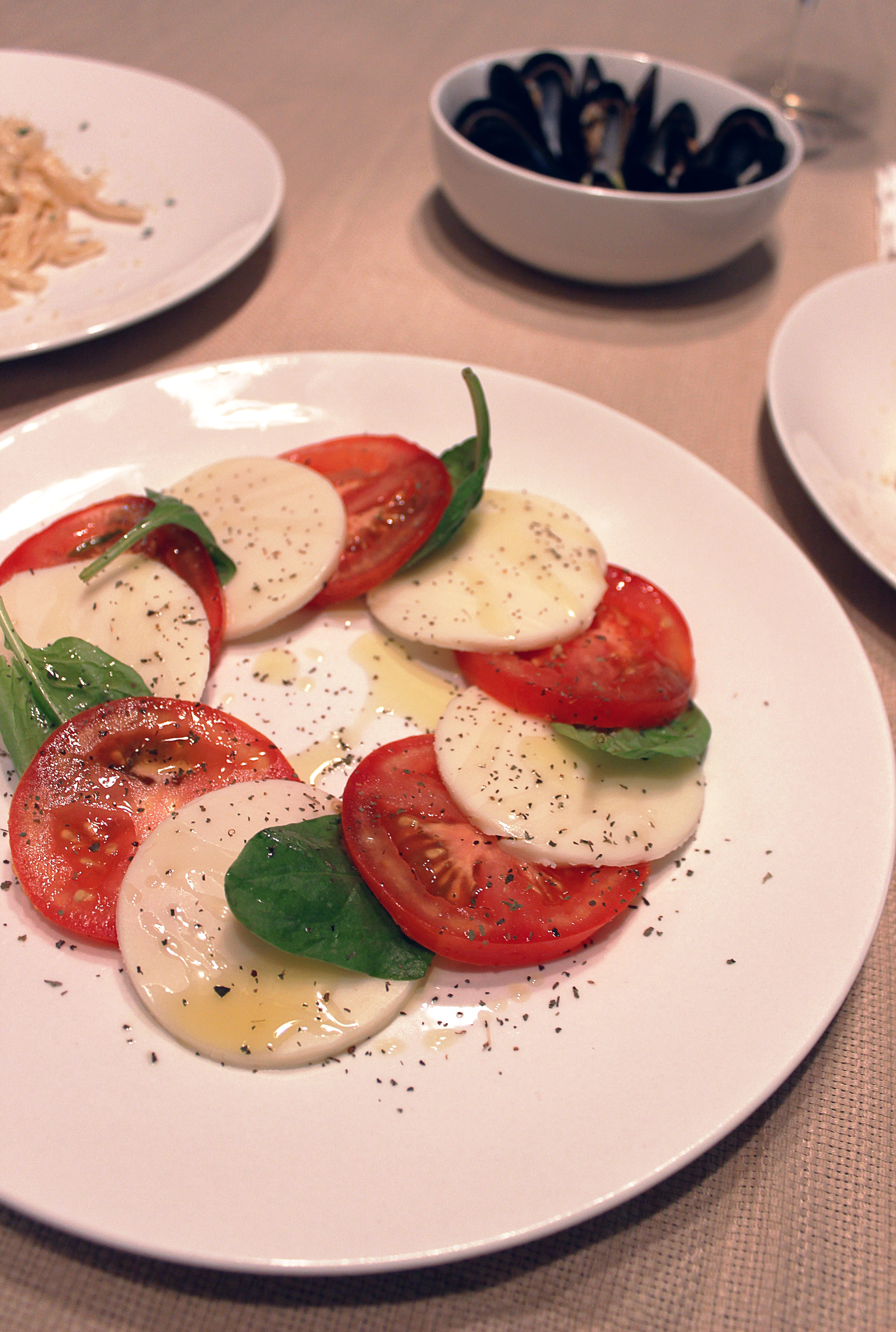 cooking, tasty, eating, Caprese Salad, fresh, meal, healthy eating, indoors, italian, eat, homemade, garnish, restaurant, Basil, appetizer, fruit, dish, Phone HD Wallpaper