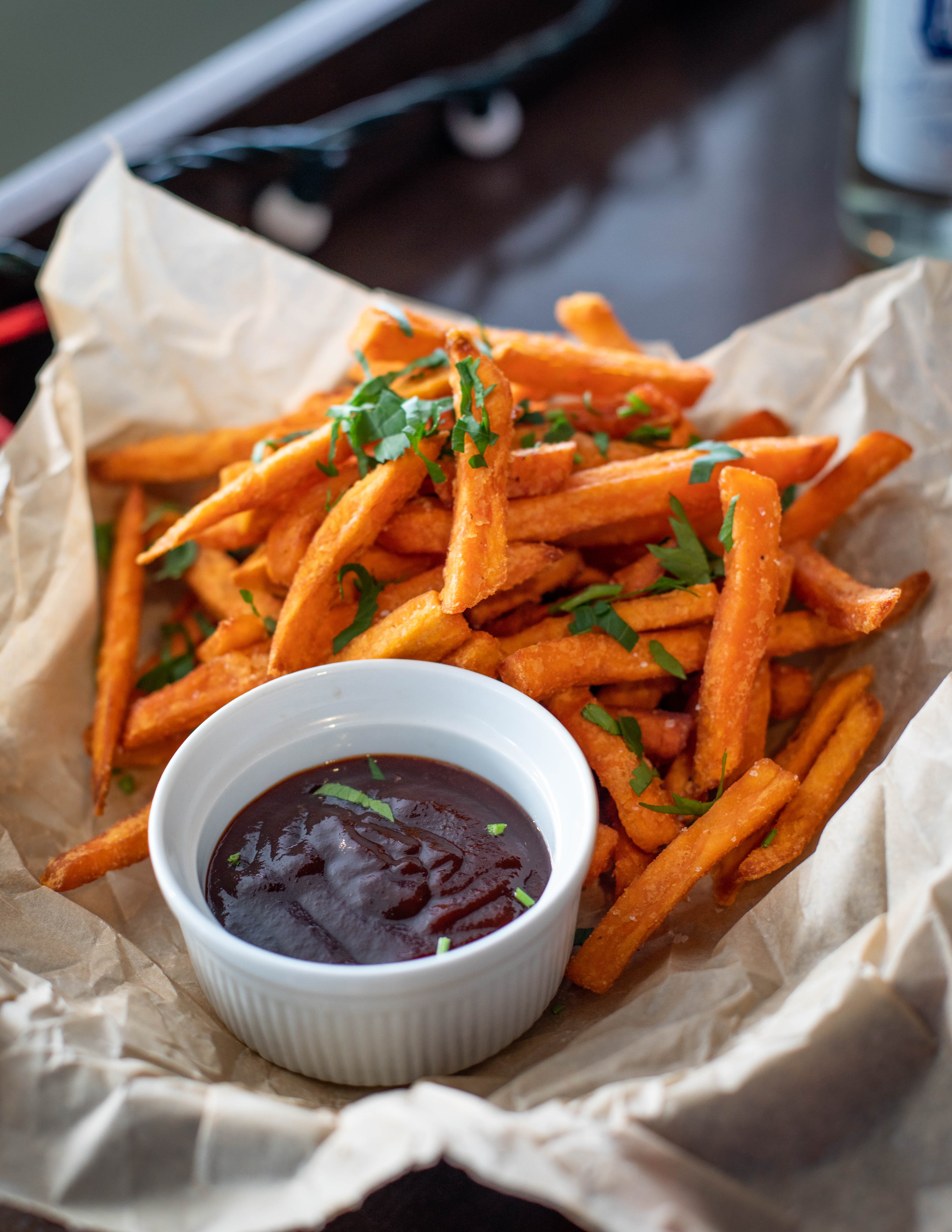 focus, yummy, blur, indoors, focus on foreground, sauce, deep fried, prepared potato, tasty, close-up, food, ready-to-eat, meal, food photography, snack, Phone HD Wallpaper