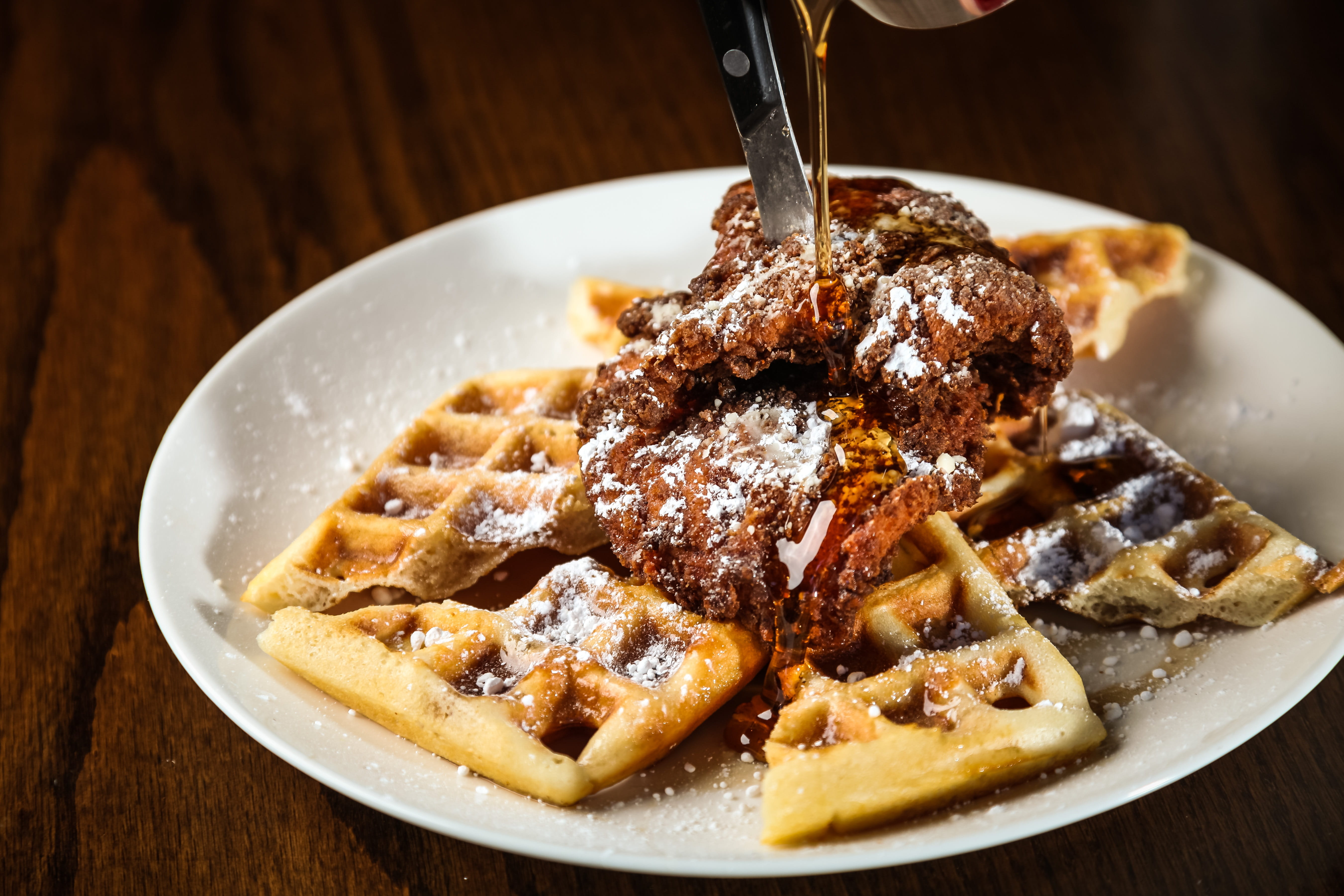 wood - material, still life, chicken and waffles, syrup, culinary, no people, brunch, food and drink, ready-to-eat, waffles, red meat, foodies, kitchen utensil, HD Wallpaper