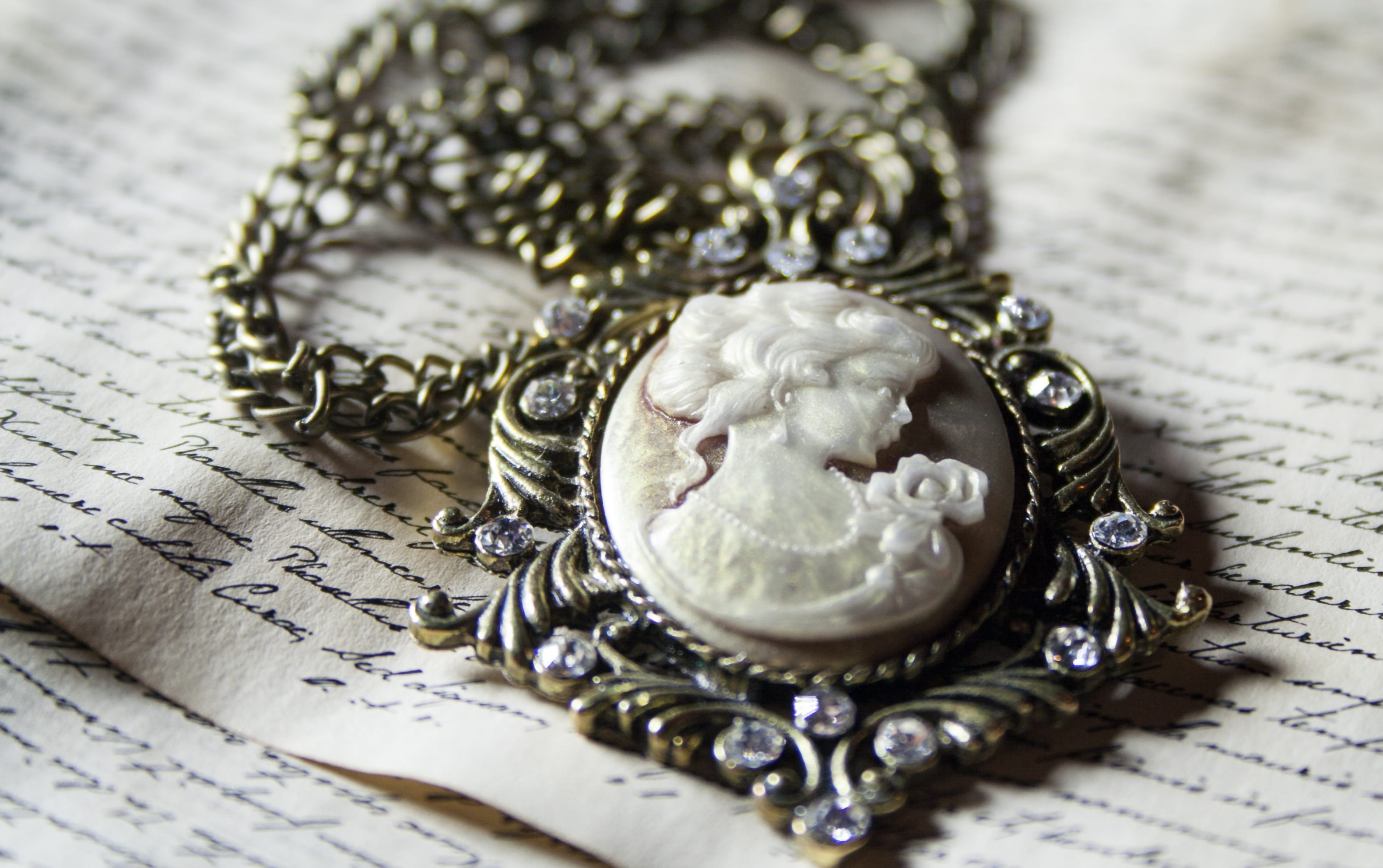 antique, retro, parchment, old, necklace, table, time, wealth, ornate, chain, gold, cameo, selective focus, ring, trend, macro, beautiful, still life, pearl jewelry, HD Wallpaper
