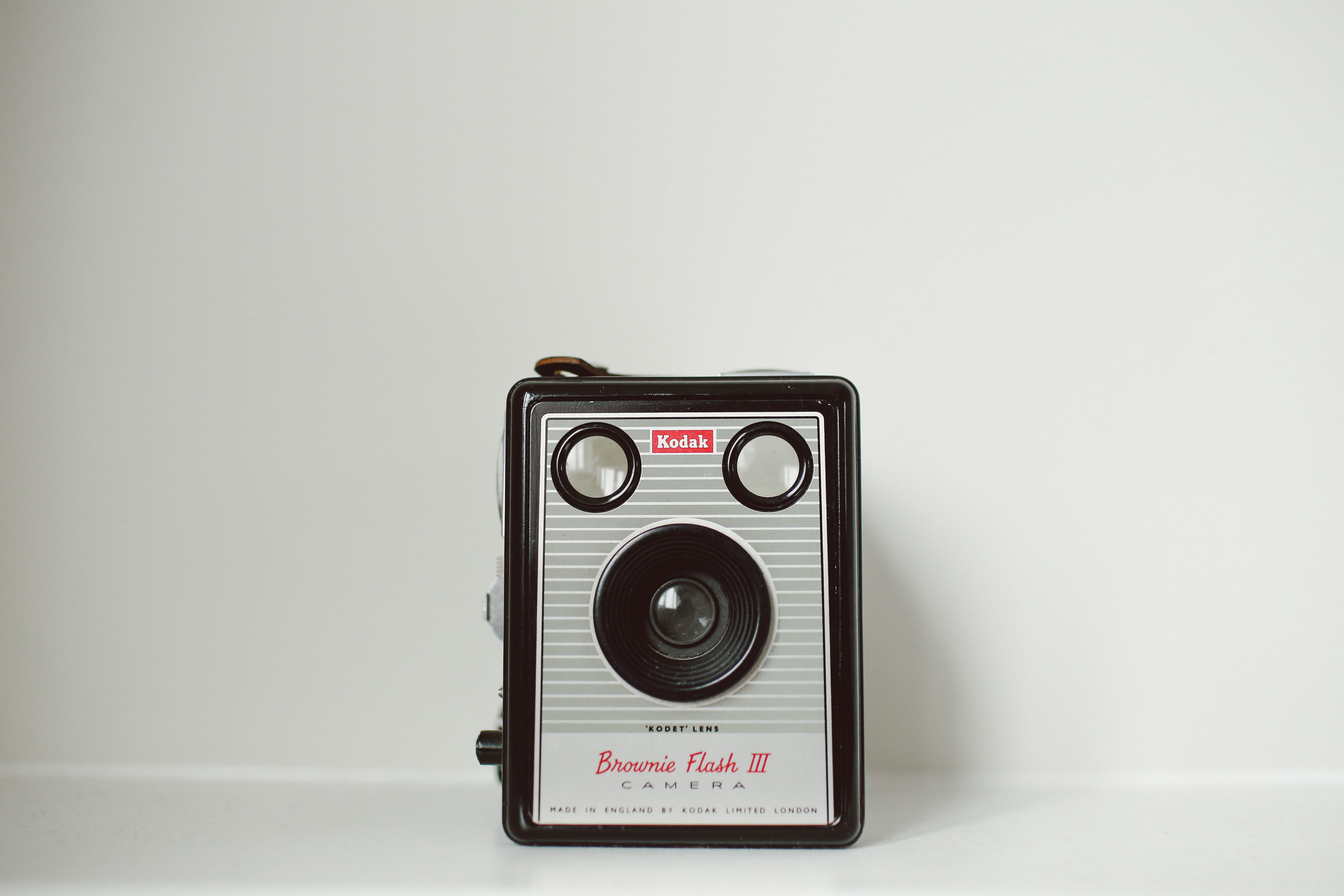 indoors, camera, white background, obsolete, wall, western script, flesh, minimal, white, single object, lens, creativity, brownie, black, photography themes, HD Wallpaper