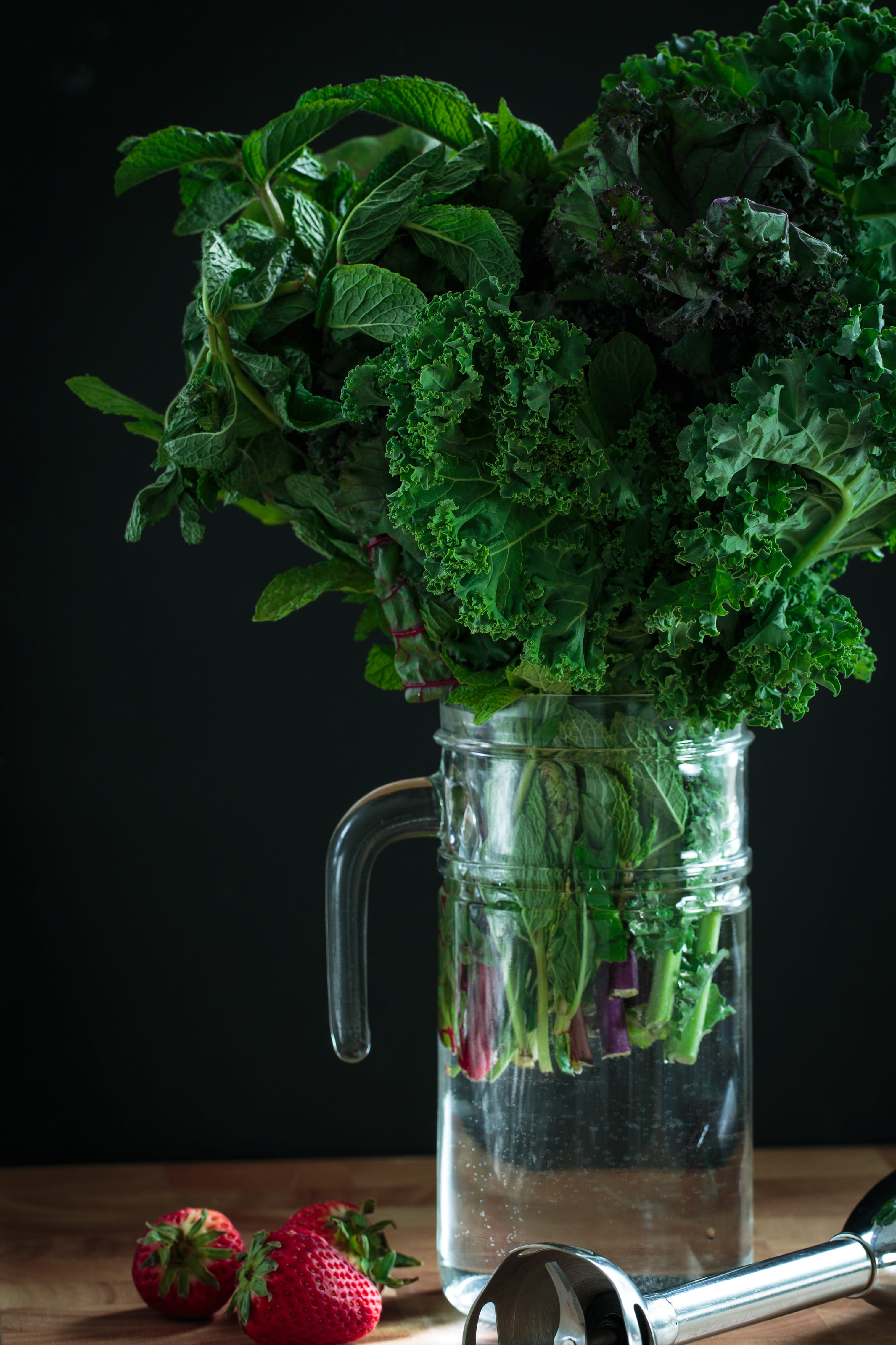close-up, plant part, green color, vegetables, cup, indoors, healthy eating, healthy food, vase, vegan, healthy choice, unique, veggy, 4K, glass, kale, Phone HD Wallpaper