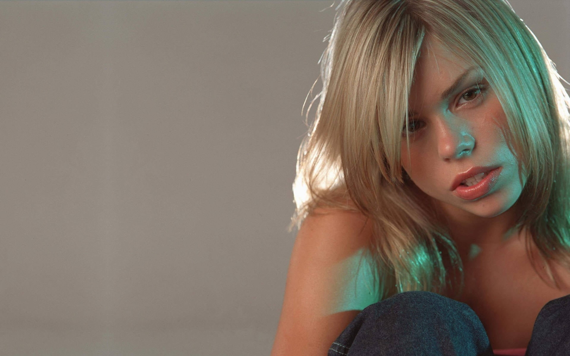 sitting, contemplation, close-up, depression - sadness, looking, people, blonde, females, singer, beauty, s, cute, sadness, denim, looking At Camera, front view, HD Wallpaper