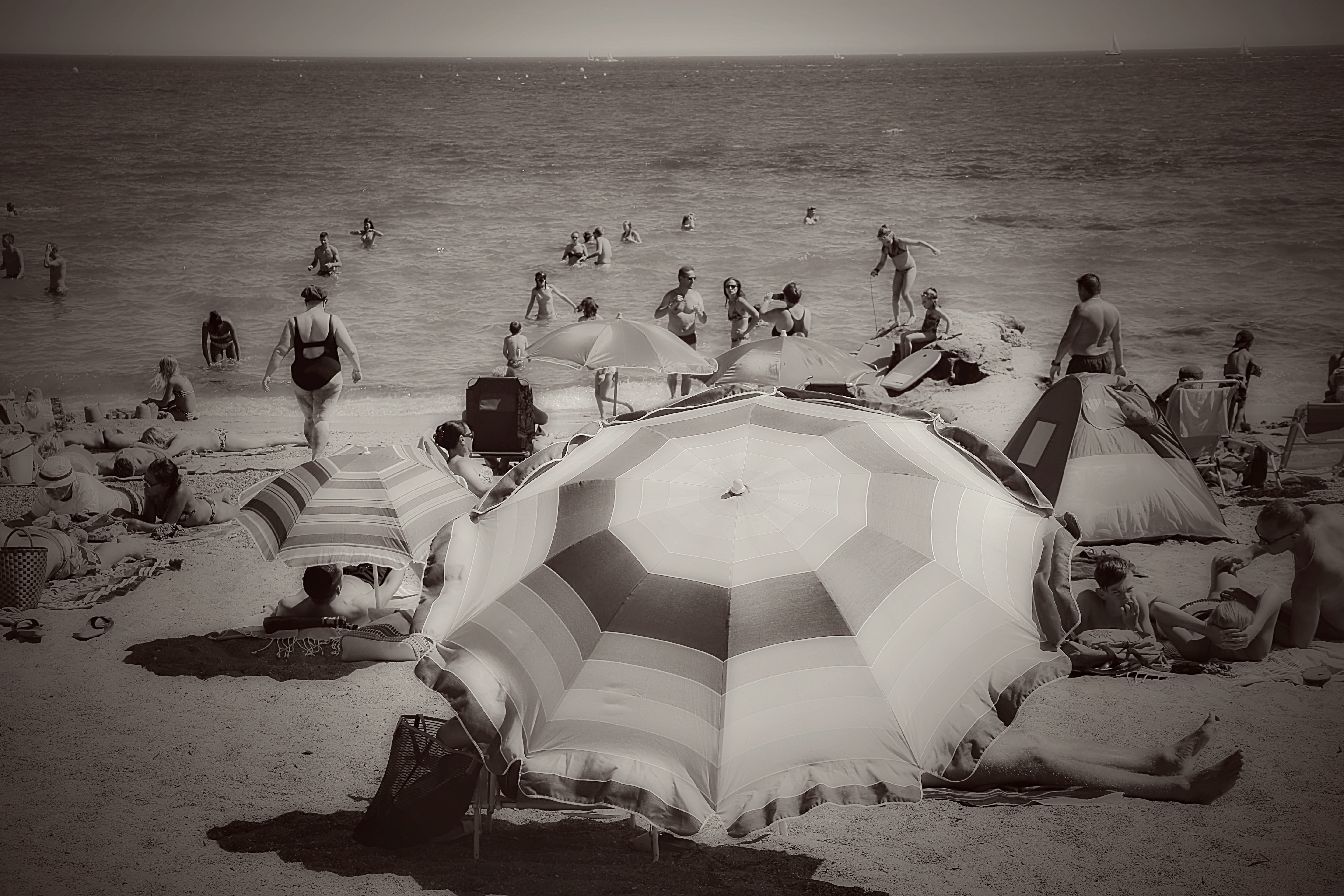 crowd, seaside, holiday, beauty in nature, vacations, scenics - nature, leisure activity, tourism, sky, group of people, beach, 5K, parasol, land, sea, HD Wallpaper