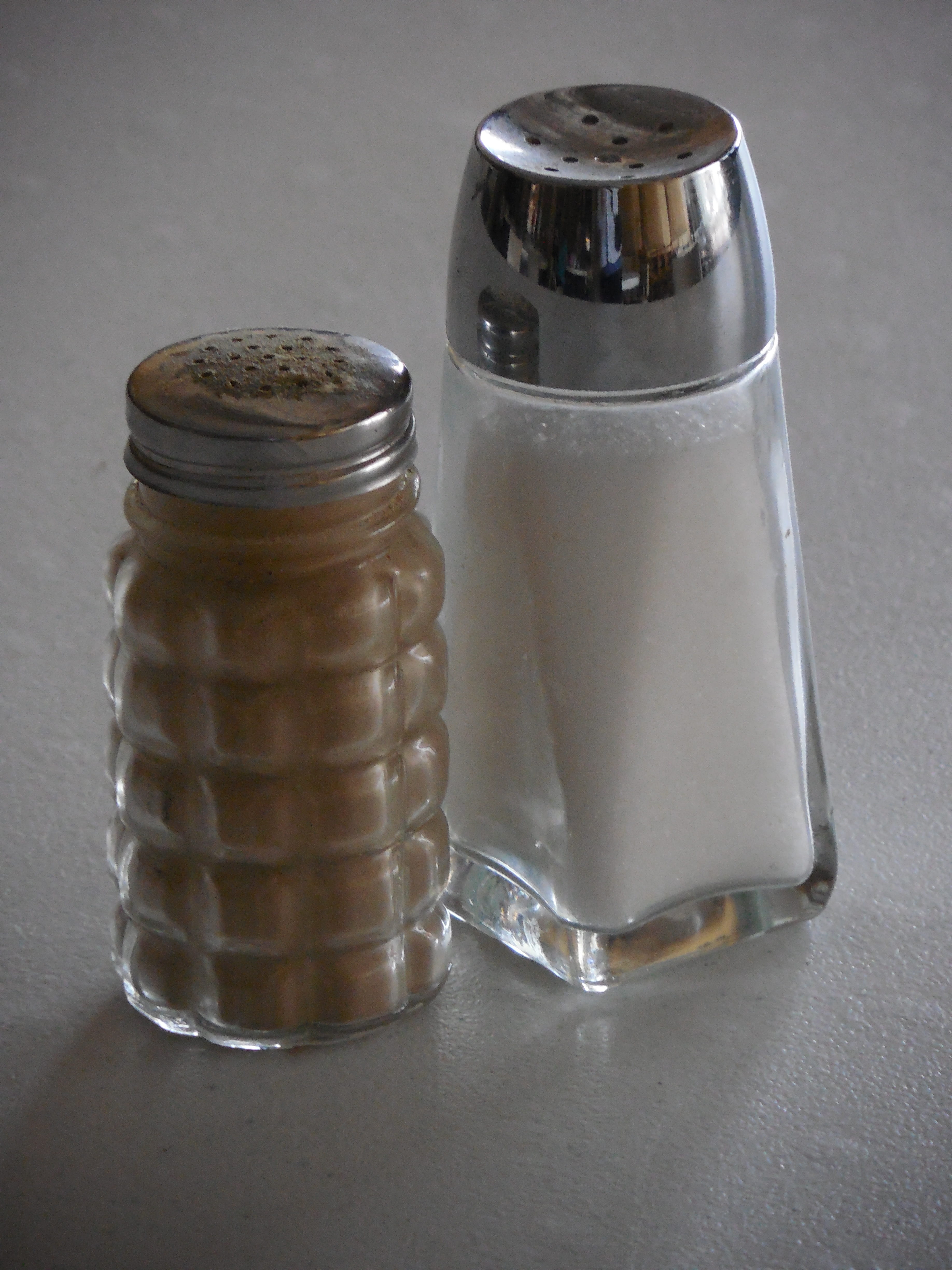close-up, dish, 4K, traditional, salt - seasoning, healthy, transparent, seasoning, salt shaker, delicious, condiment, salt, glass - material, two objects, Phone HD Wallpaper