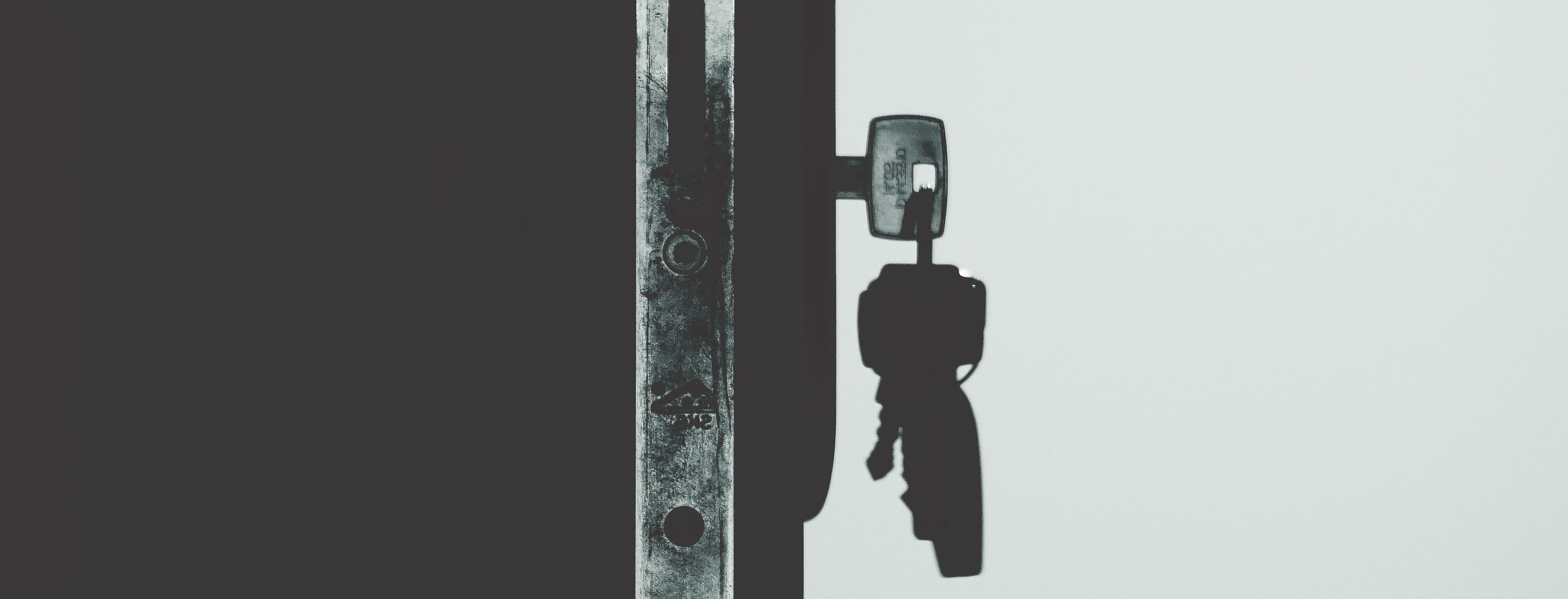 4K, copy space, shadow, entrance, steel, knob, handle, home interior, protection, keys, black color, close-up, safety, equipment, door, hanging, photography, HD Wallpaper