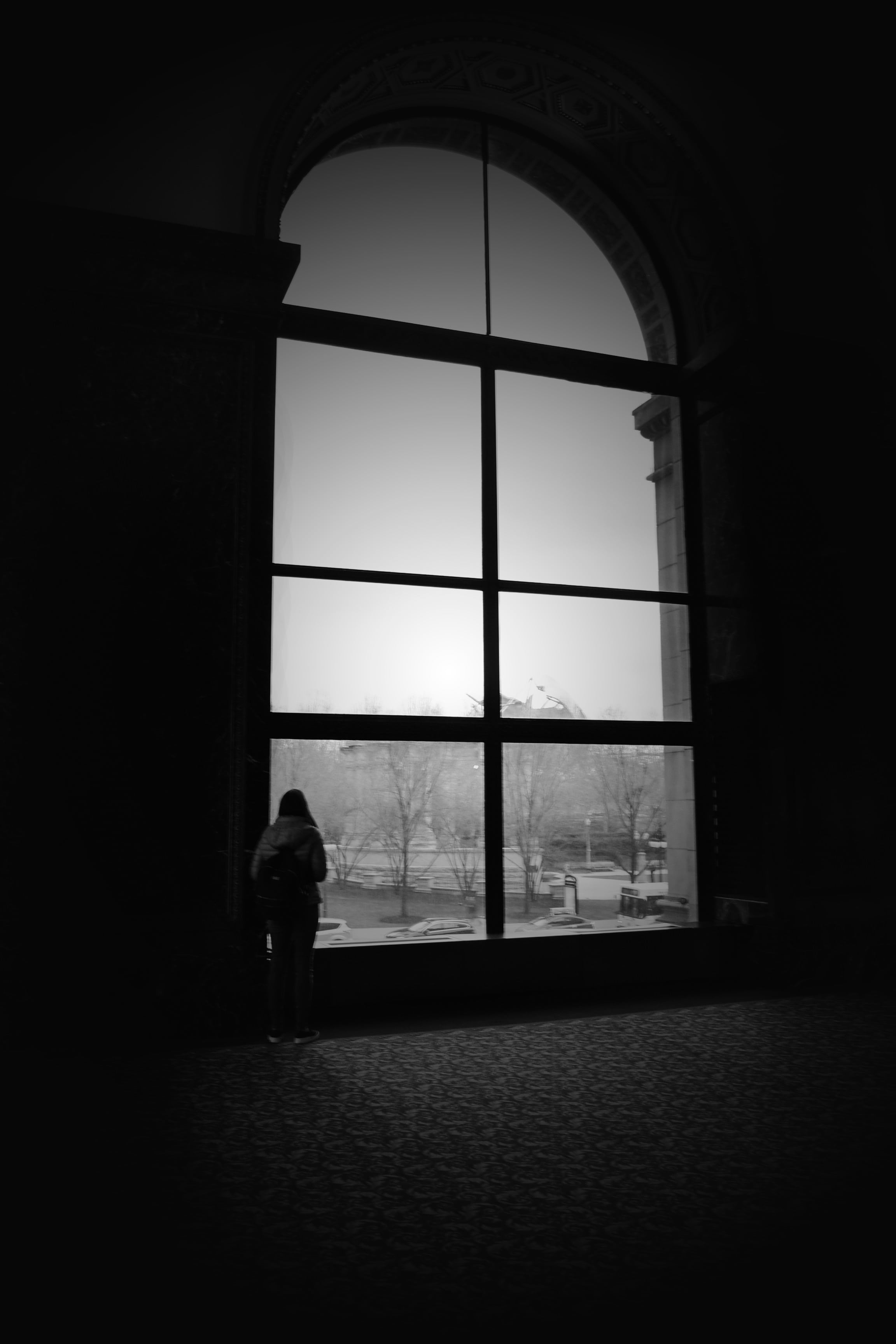 men, dark, woman, city, indoors, waiting, street, nature, day, wall, black-and-white, lifestyles, person, rear view, built structure, room, glass, people, Phone HD Wallpaper