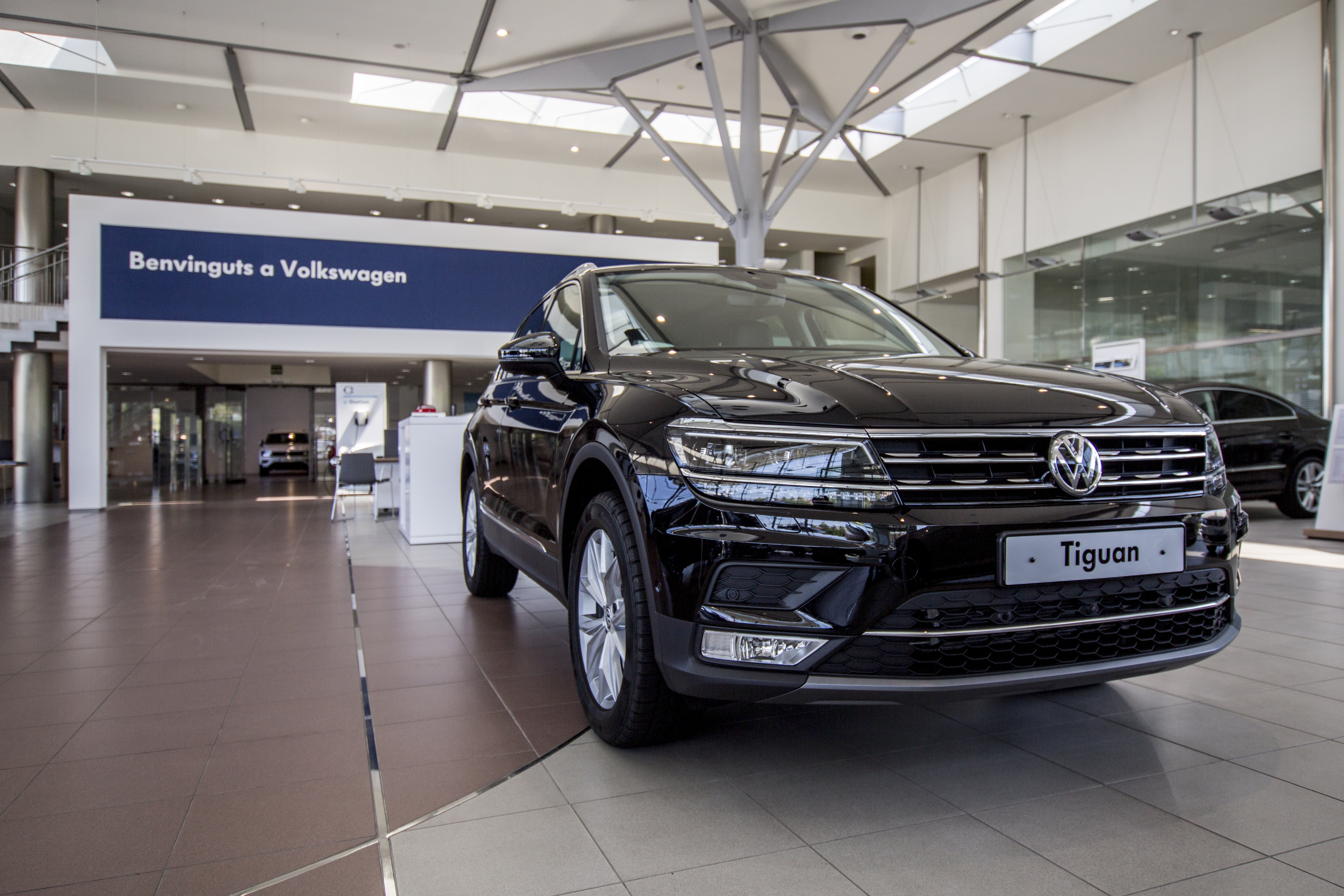 volkswagen, business, inside, transportation, architecture, indoors, consumerism, store, luxury, tile, cars, motor vehicle, shopping, tiled floor, healthcare and medicine, HD Wallpaper