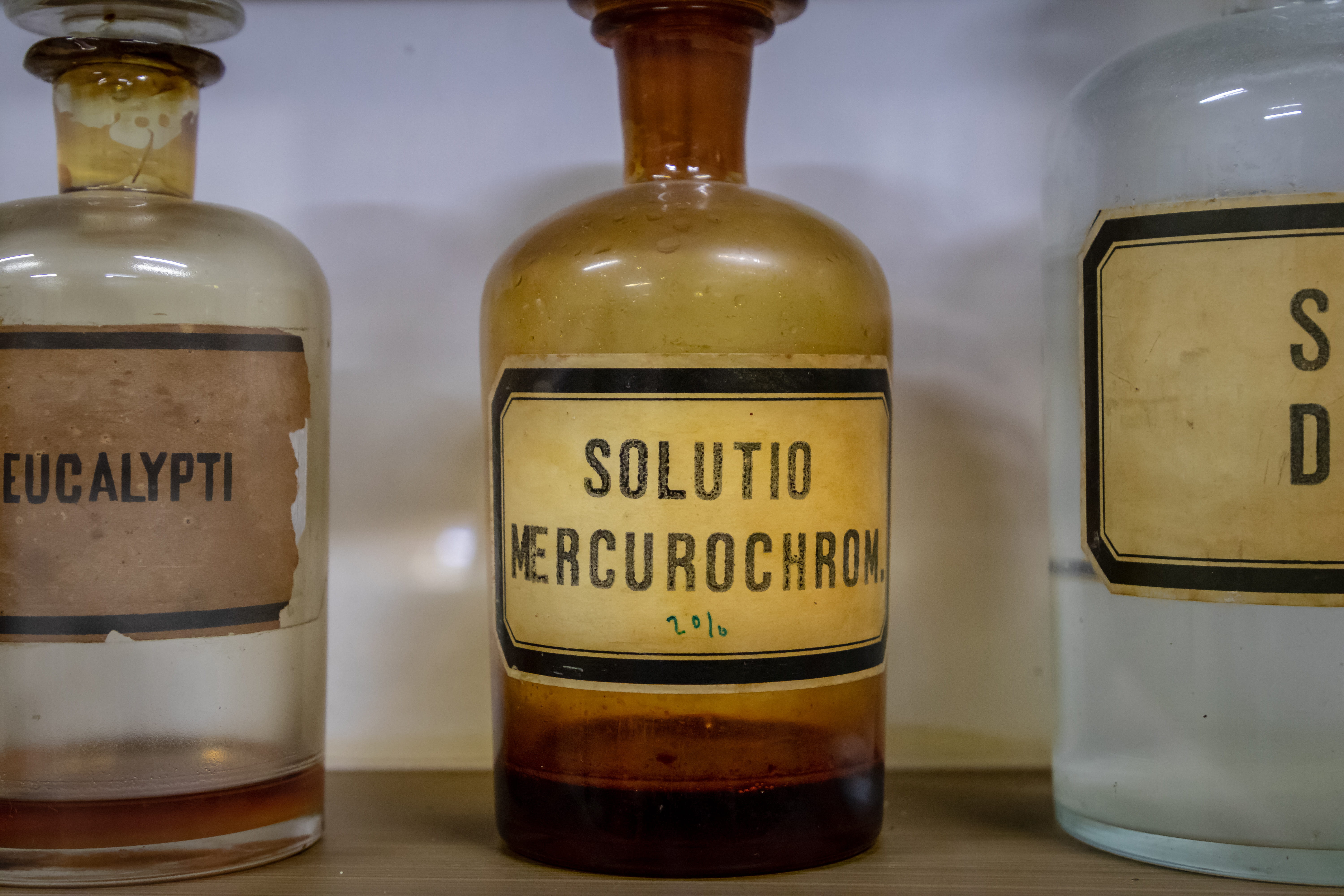 beer, furniture, label, liquor, information, milk, communication, shelf, western script, lager, beer bottle, cylinder, medicine, drink, container, glass - material, HD Wallpaper