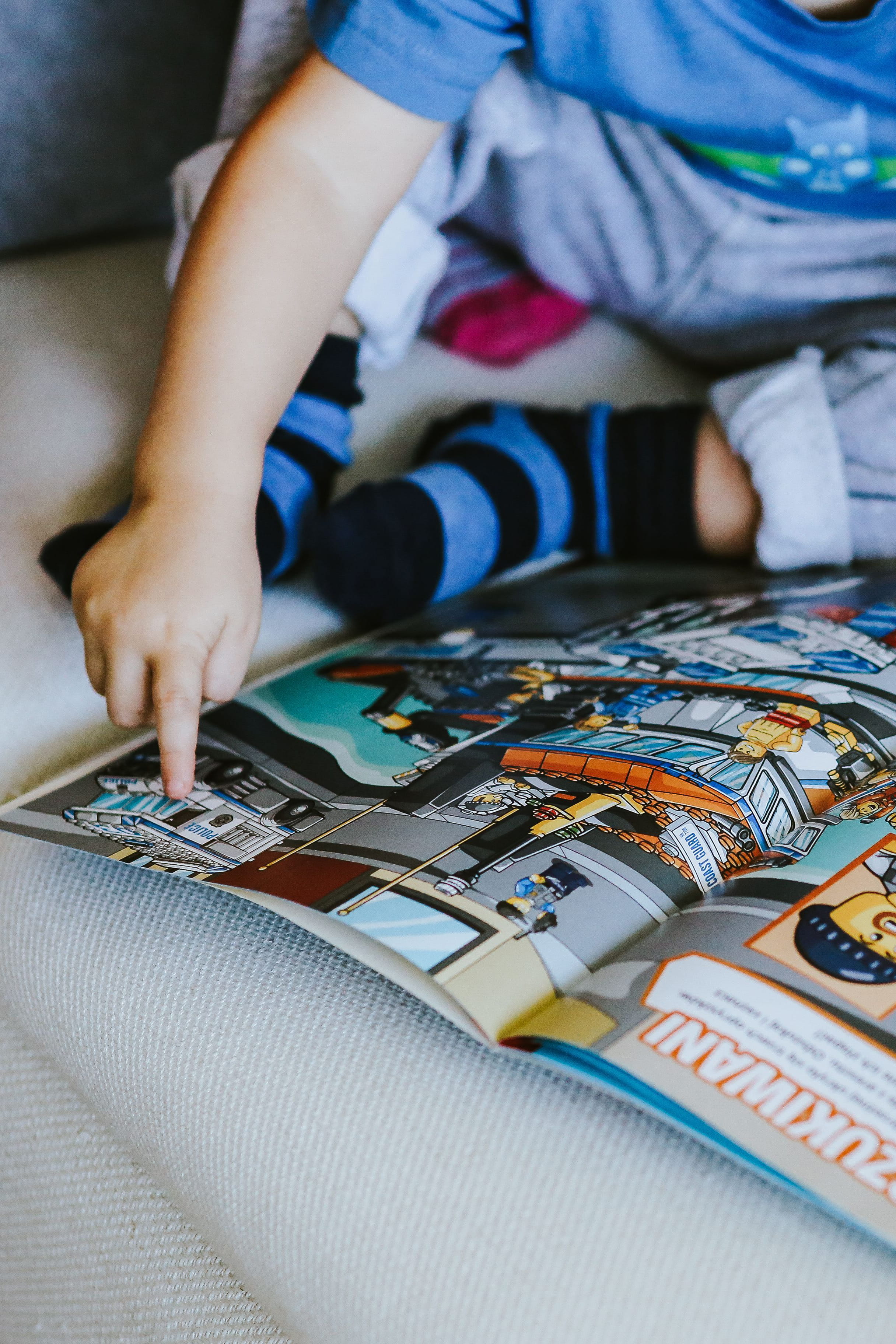 reading, human body part, playing, casual clothing, human hand, comic, leisure Games, connection, men, baby, Child, lifestyles, gambling, indoors, story, Phone HD Wallpaper