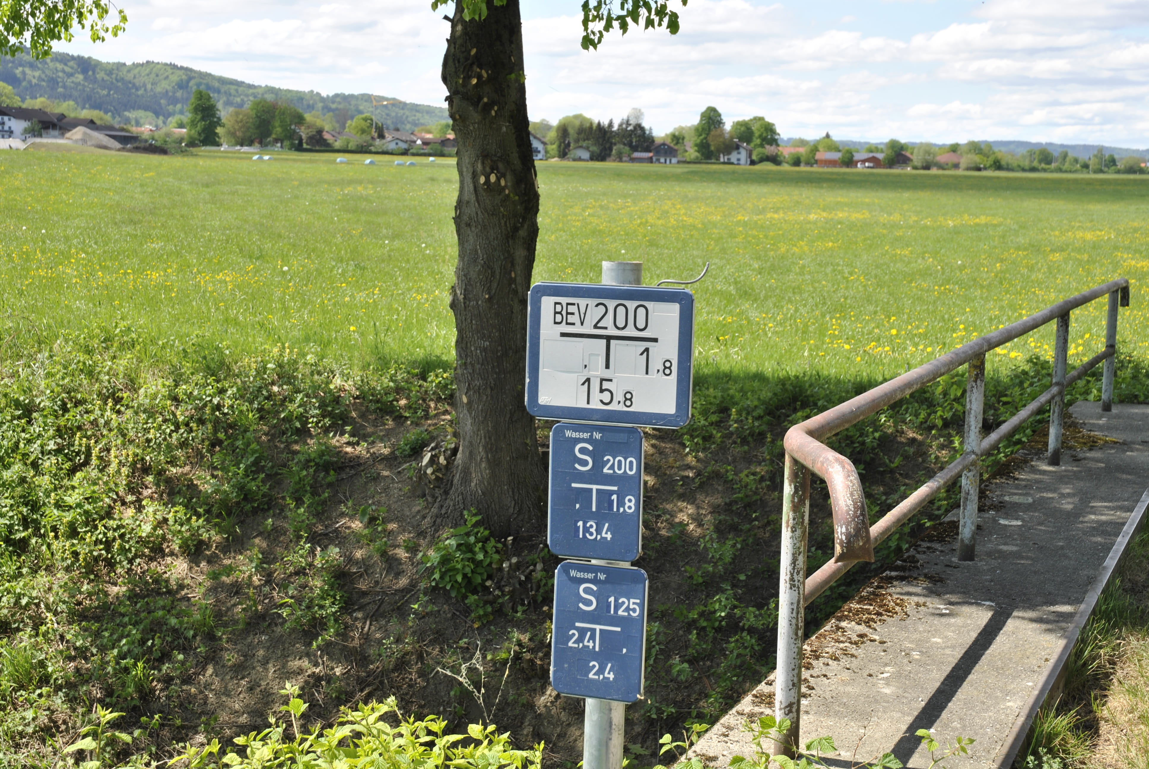 environment, land, farm, communication, nature, western script, summer, information, sign, tree, plant, outdoors, 4K, sky, instructions, guidance, shield, HD Wallpaper