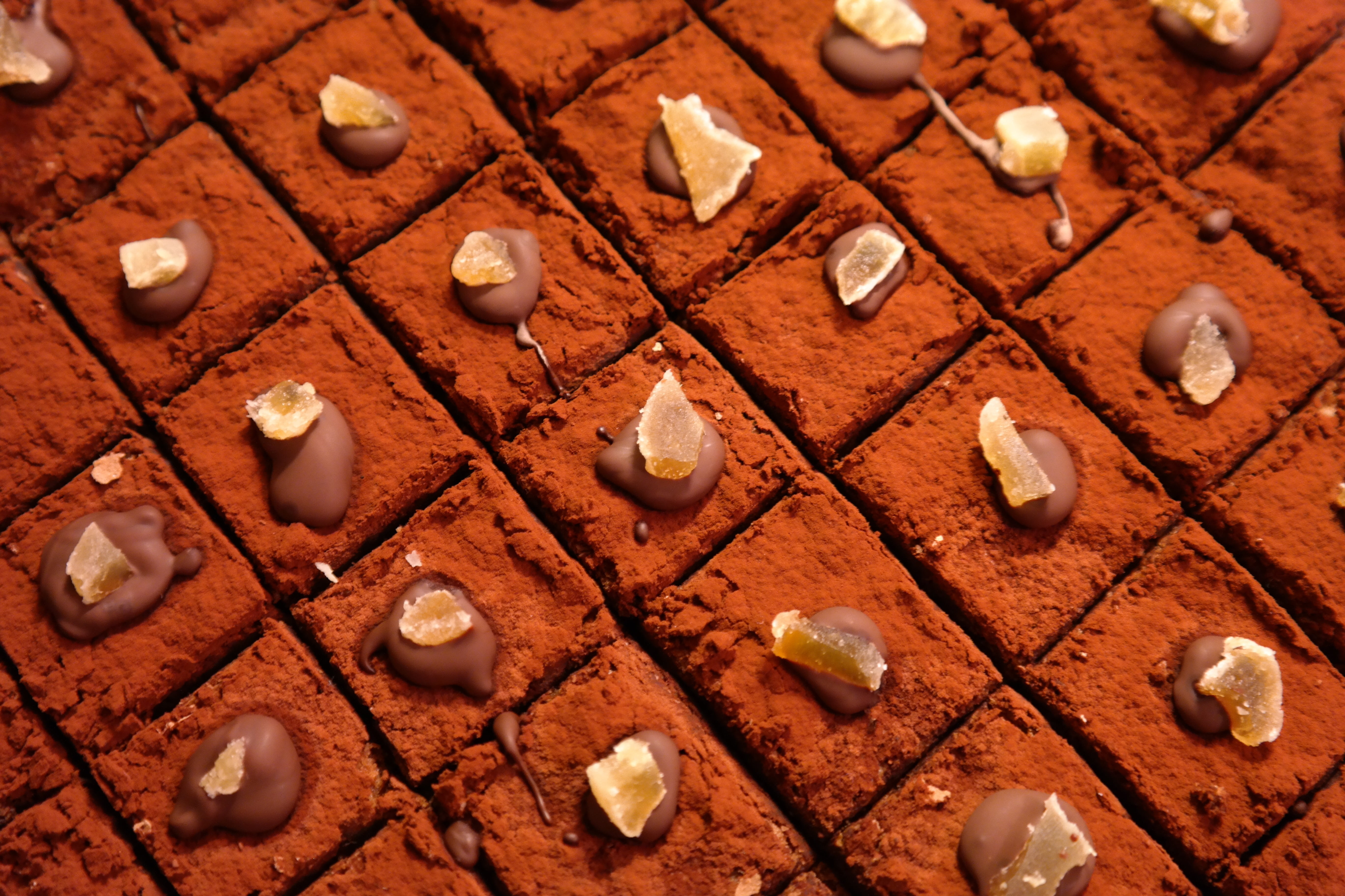 close-up, large group of objects, brown, christmas, order, sweetness, backgrounds, fine pastry, full frame, in a row, ginger slices, shape, snack, treat, HD Wallpaper