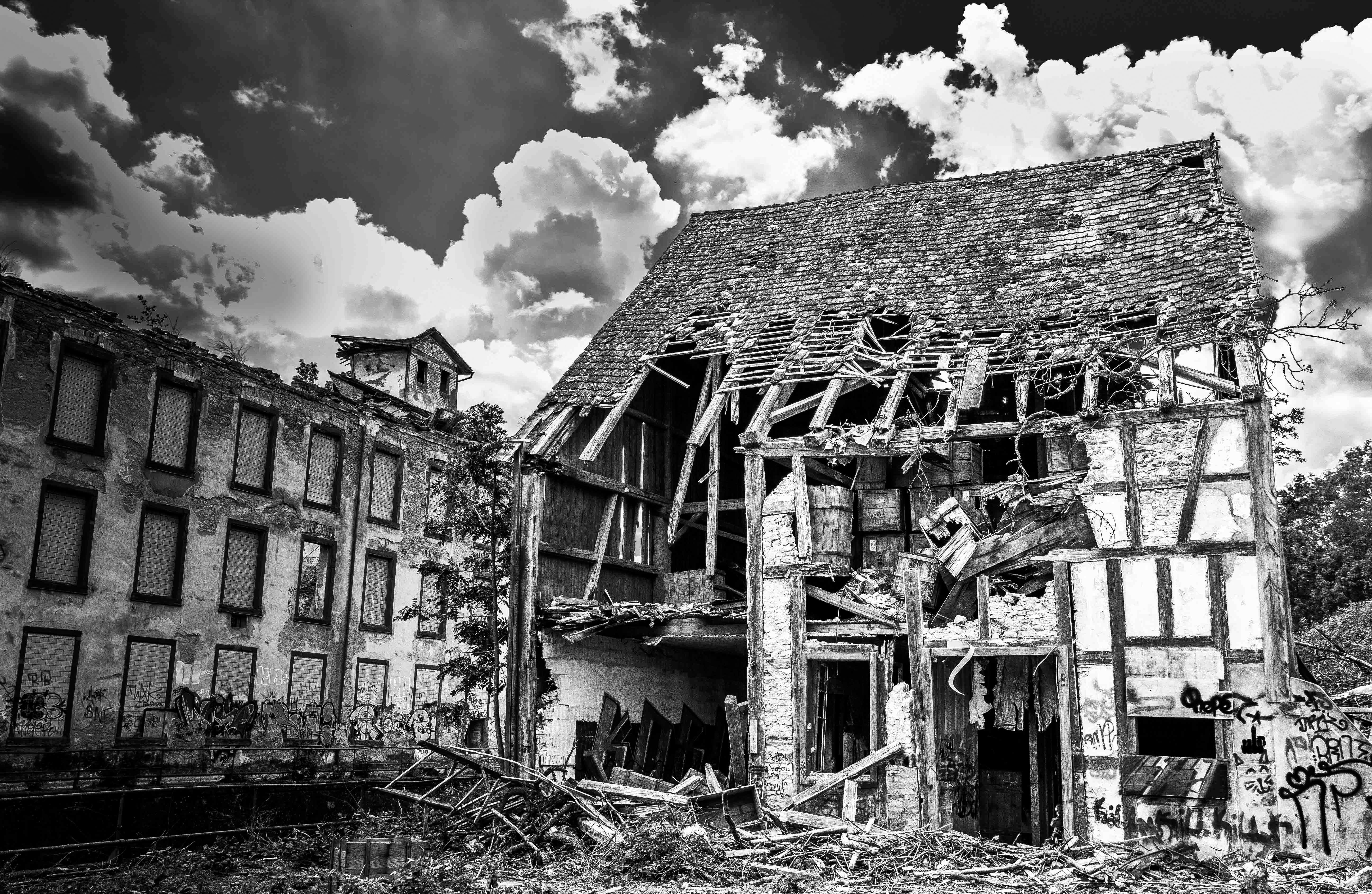 building Exterior, break up, photography, house, low angle view, ruined house, residential district, broken, demolished, damaged, sky, ruined, abandoned, HD Wallpaper