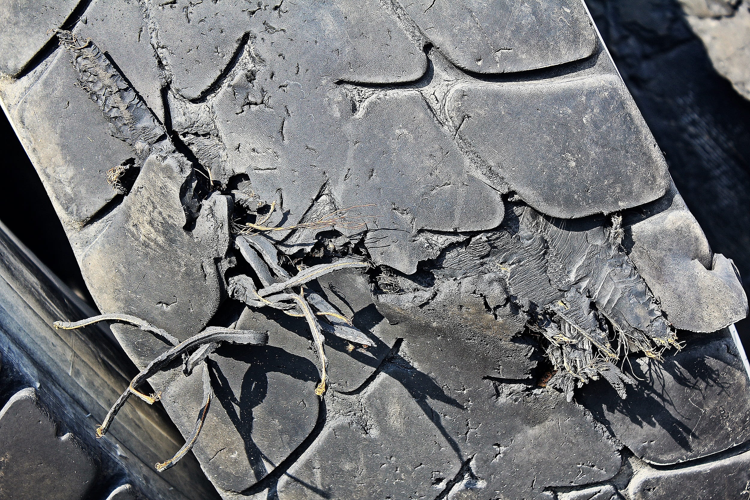 tyre stack, environment, weathered, Auto, day, damaged, close-up, wheel, outdoors, pattern, built structure, mature disposal, Rubber, stacked, architecture, HD Wallpaper