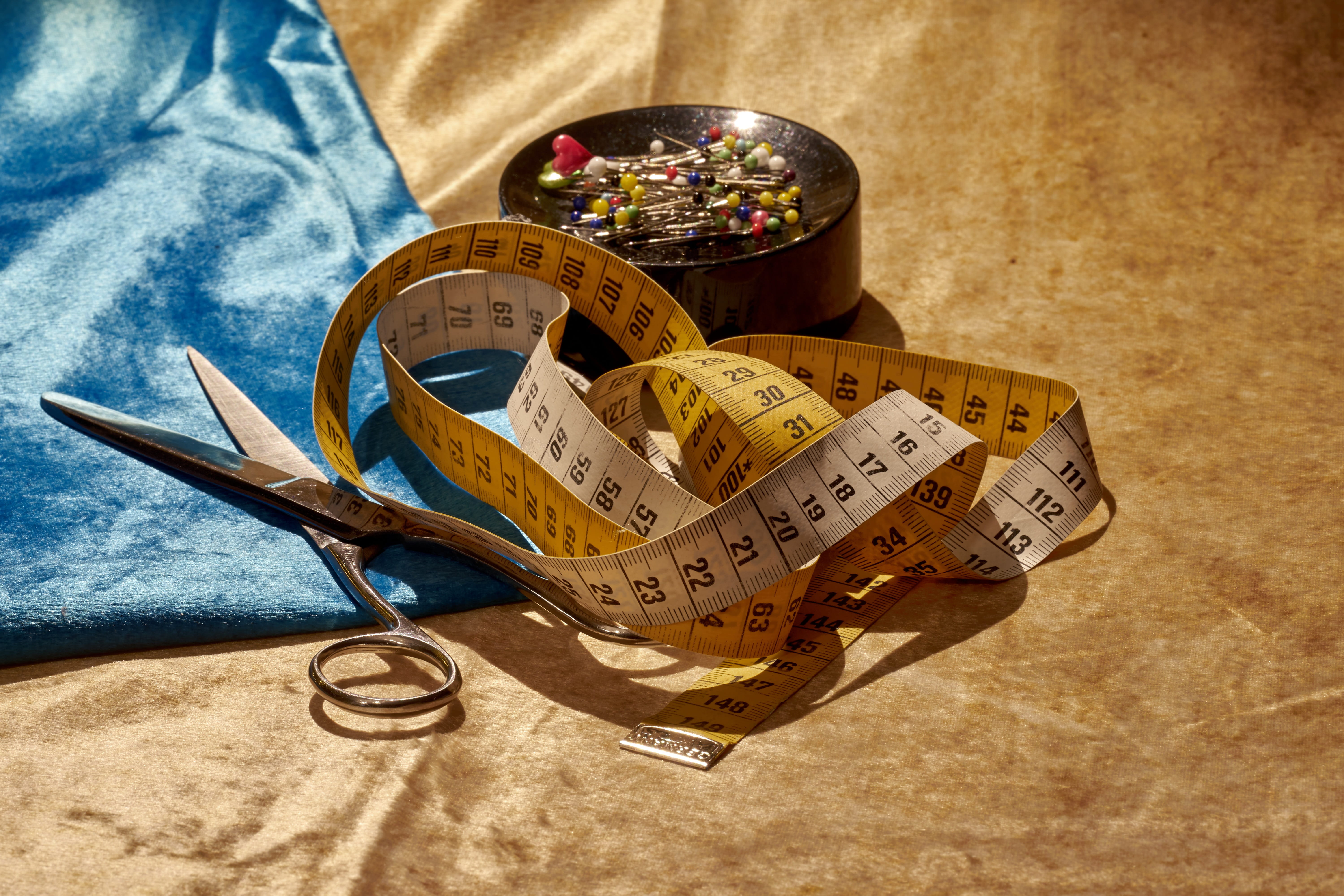 sew, table, paper, tool, group of objects, western script, pin, antique, no people, directly above, 5K, number, tape measure, close-up, fabric, tailor tape measure, HD Wallpaper