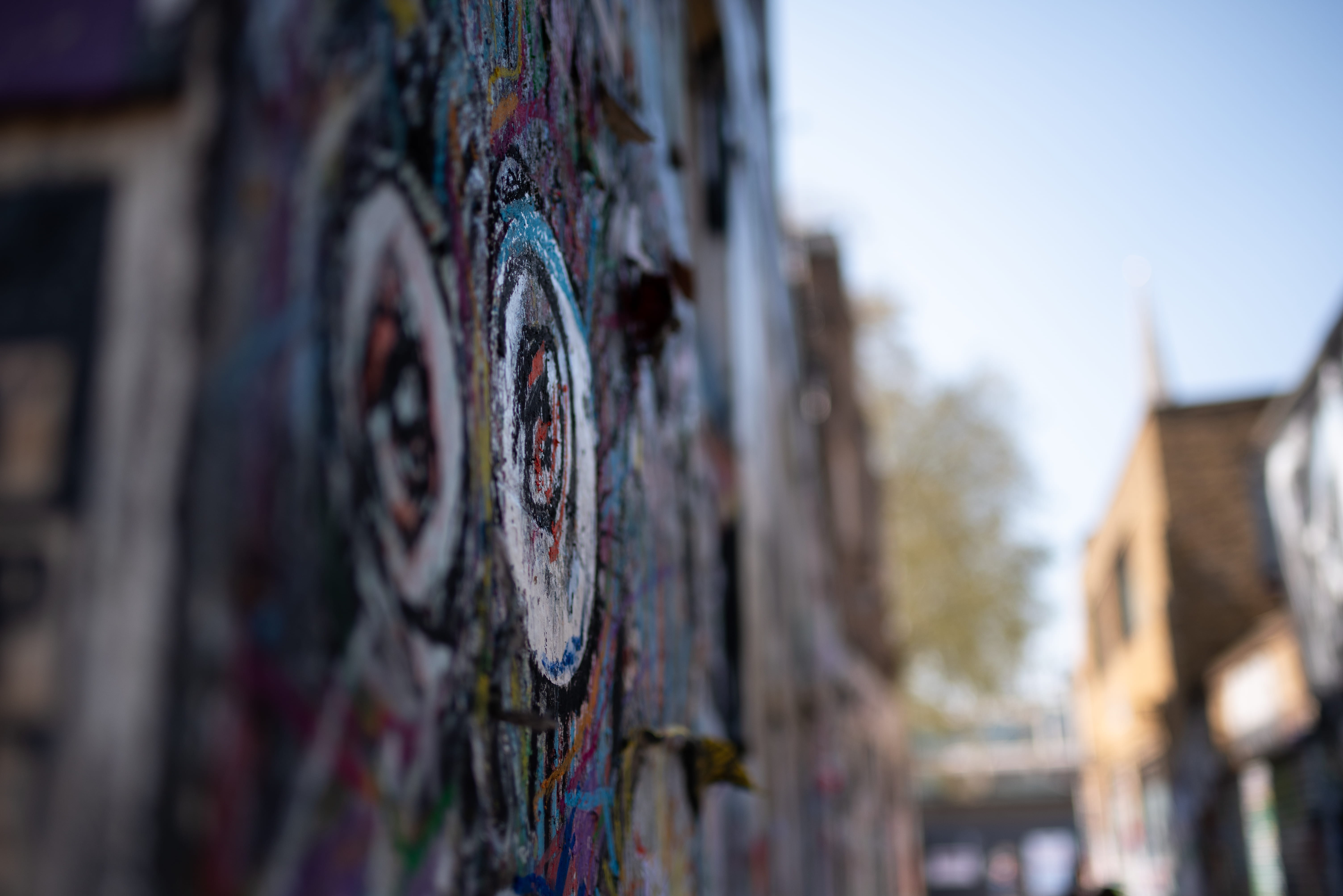 selective focus, sidewalk, no people, painting, giraffe, focus on foreground, art, 5K, mural, building exterior, built structure, old, greater london, HD Wallpaper