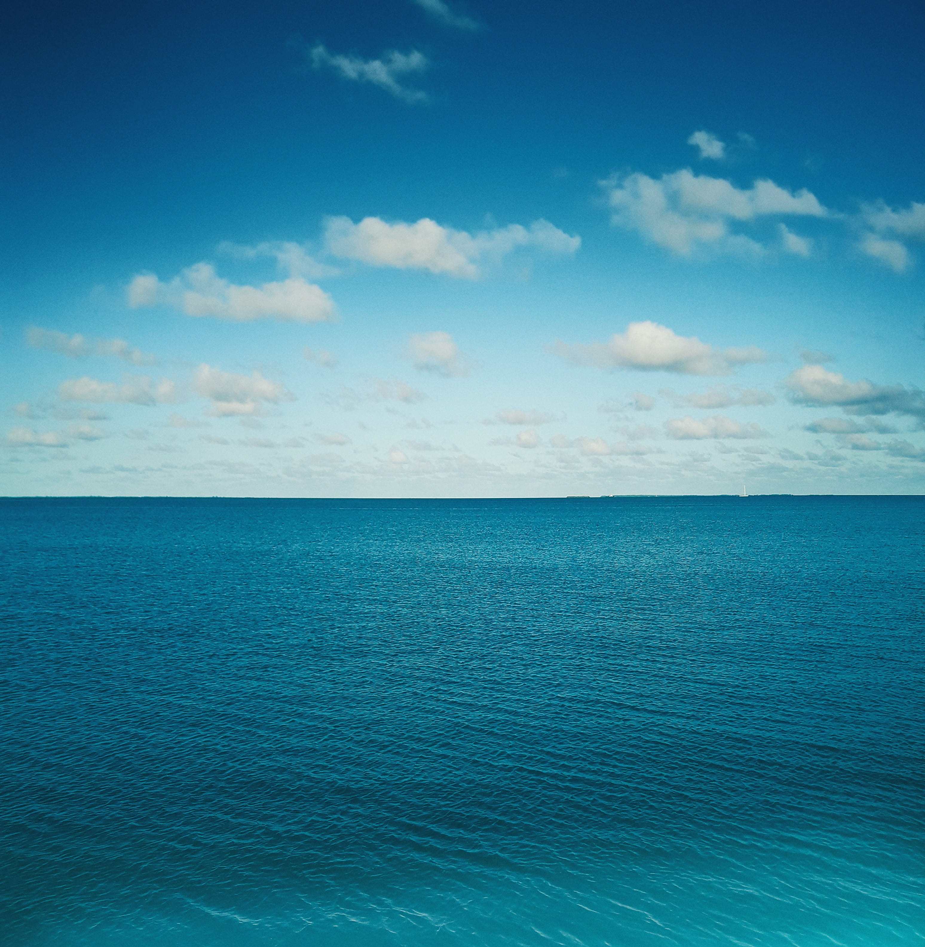 blue, softness, beauty in nature, outdoors, horizon, maldives, nature, scenics - nature, idyllic, day, water, tranquil scene, tranquility, sky, no people, Phone HD Wallpaper