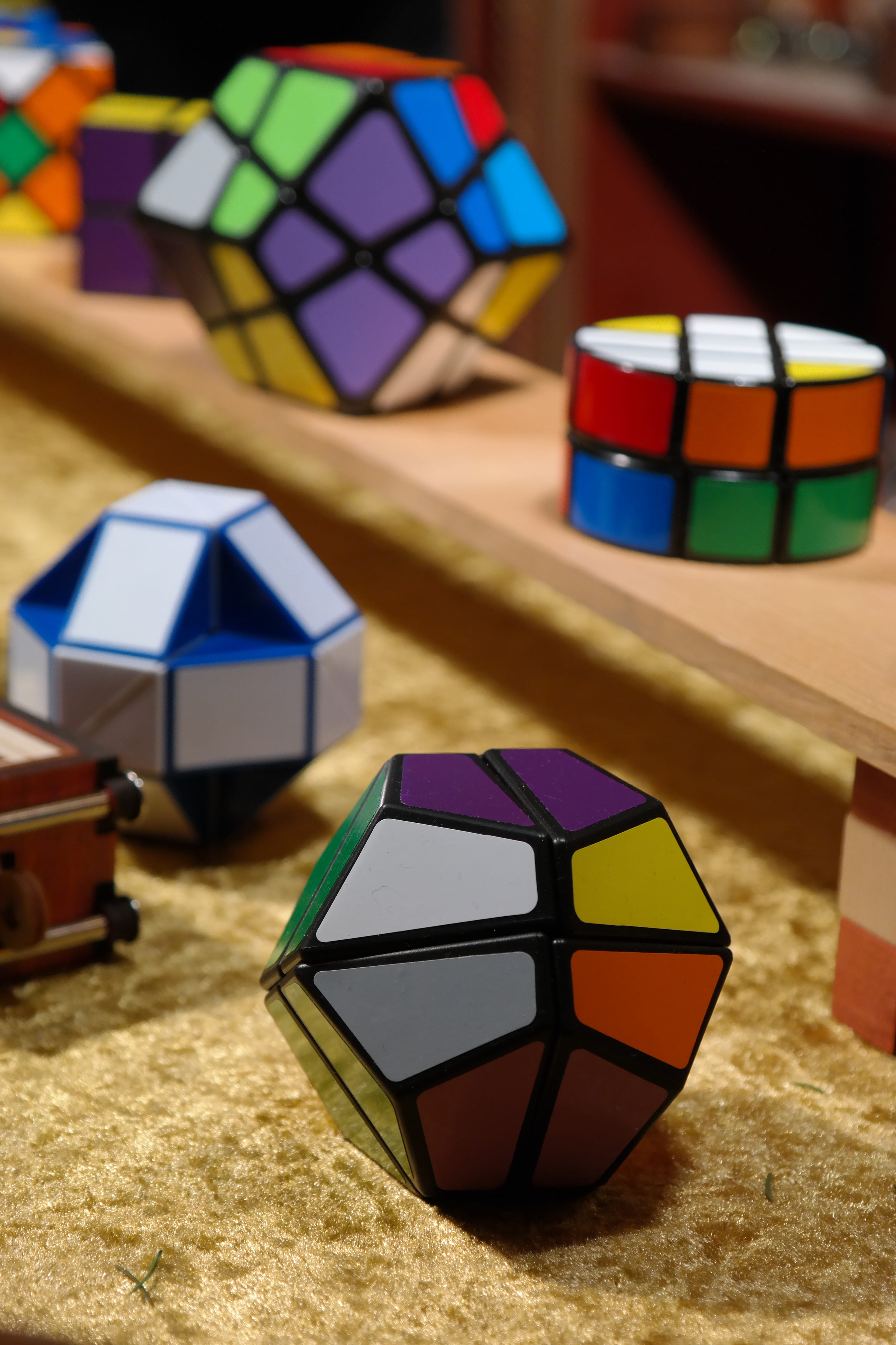 close-up, sales stand, puzzle piece, christmas market, toy, relaxation, large group of objects, table, sport, focus on foreground, magic cube, soccer ball, Phone HD Wallpaper
