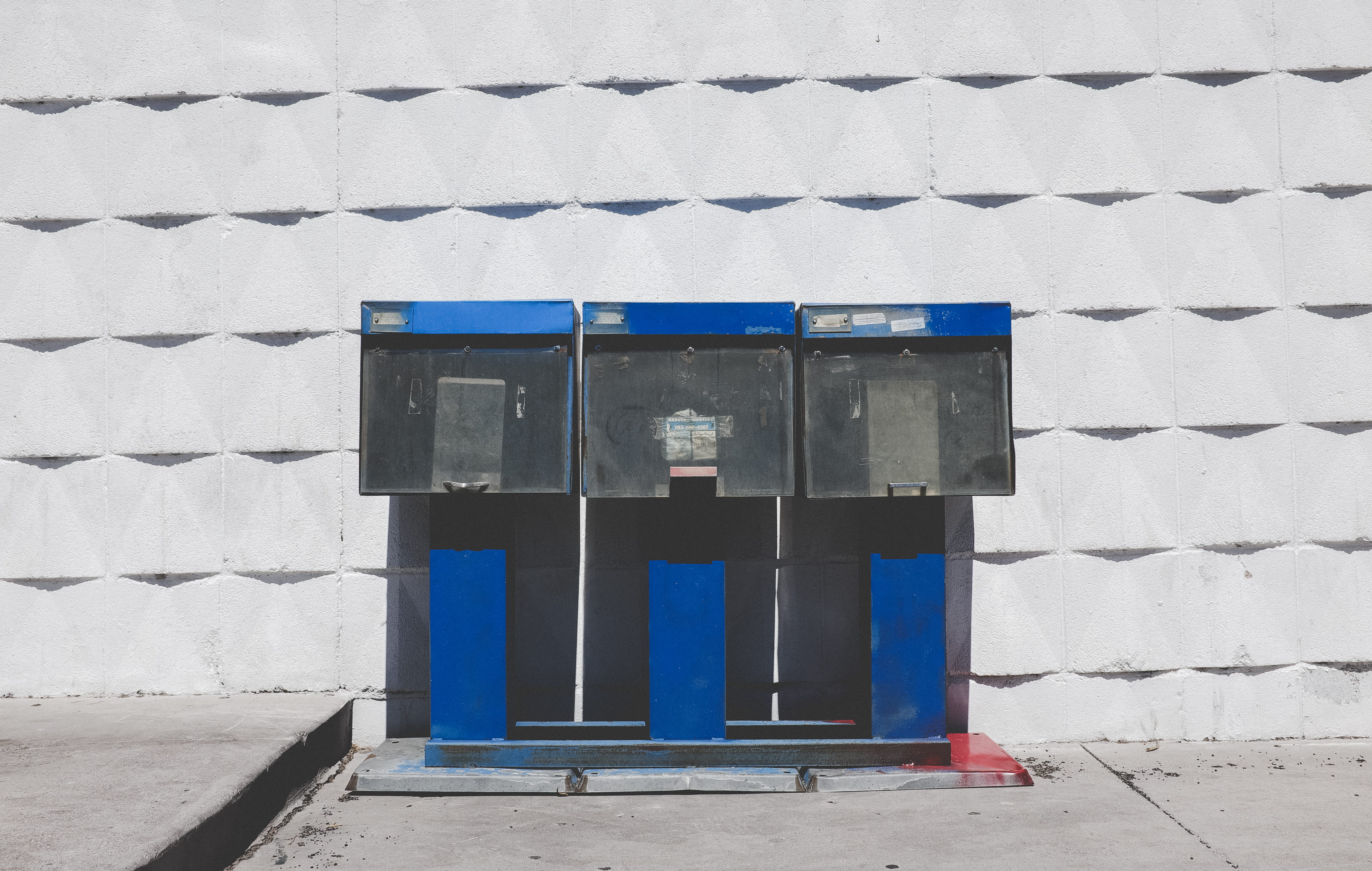 united states, built structure, no people, blue, building exterior, box, recycling bin, ghetto, poverty, las vegas, empty, downtown, pattern, garbage bin, HD Wallpaper