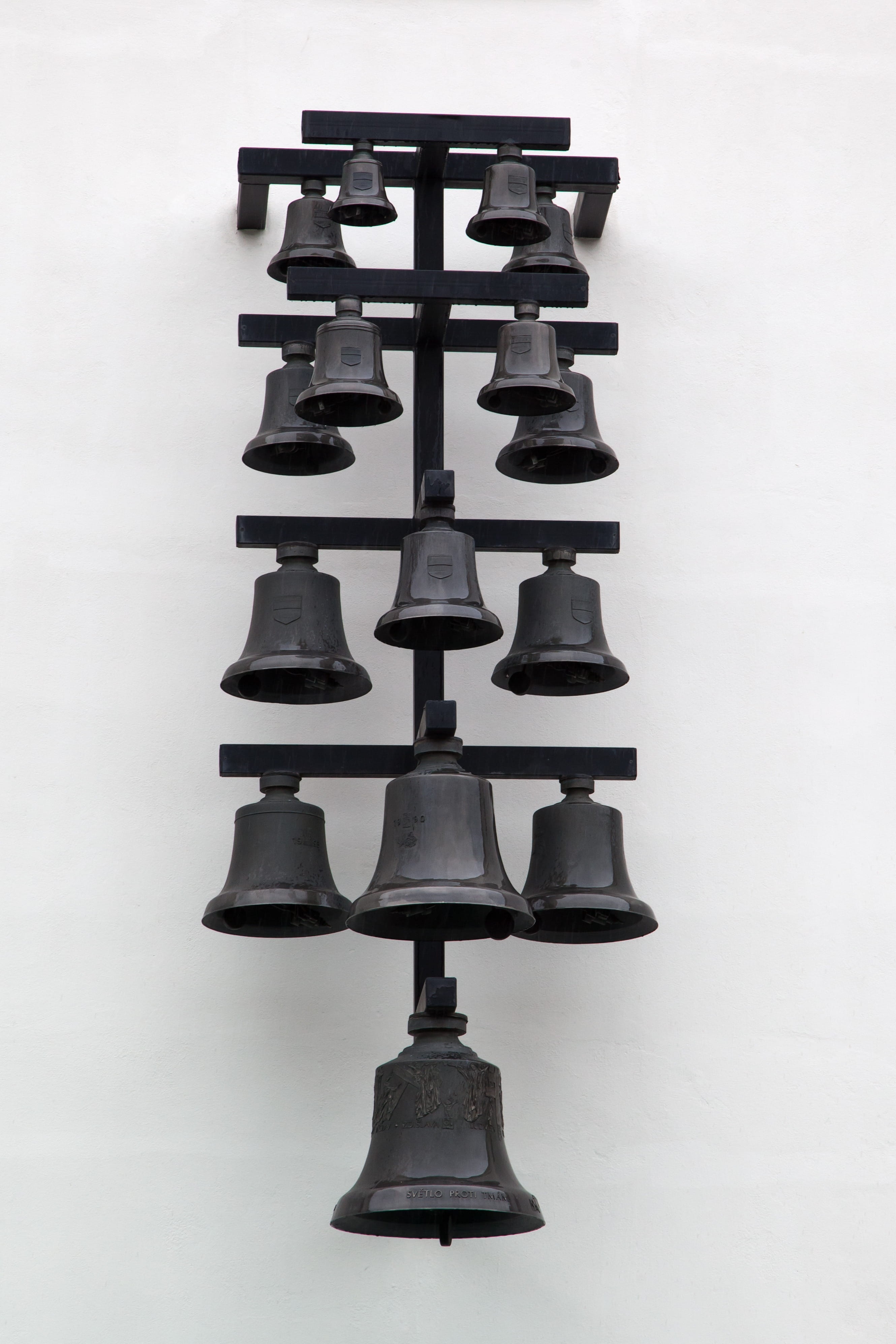 many, hanging, metal, leisure games, wheel, strategy, iron, music, Bell, chess, wood - material, relaxation, 4K, board game, instrument, device, chess piece, Phone HD Wallpaper