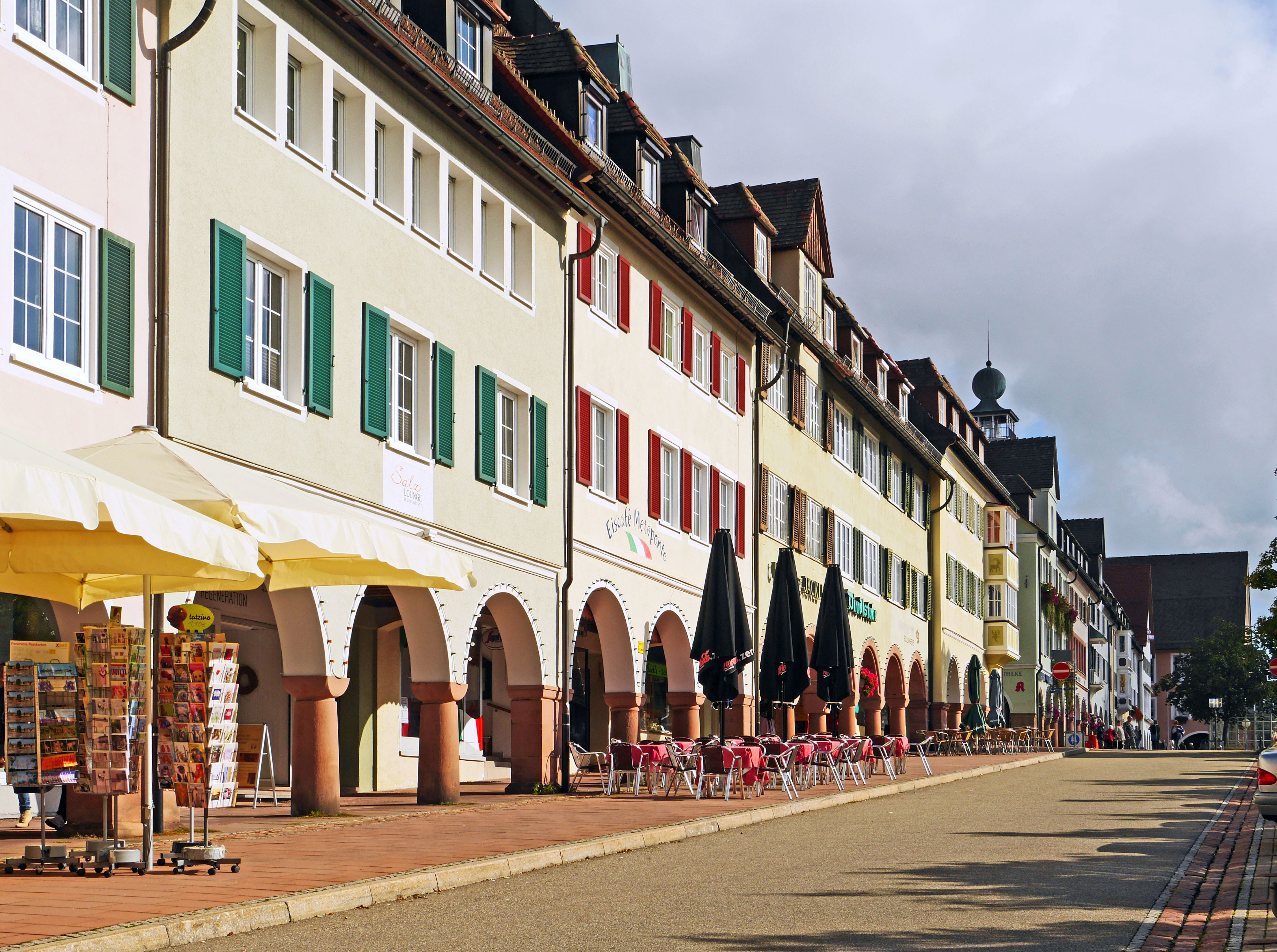 sunlight, row of houses, hanging basket, outside catering, northern black forest, shops, gabled houses, cafe, built structure, 4K, historic market square, HD Wallpaper