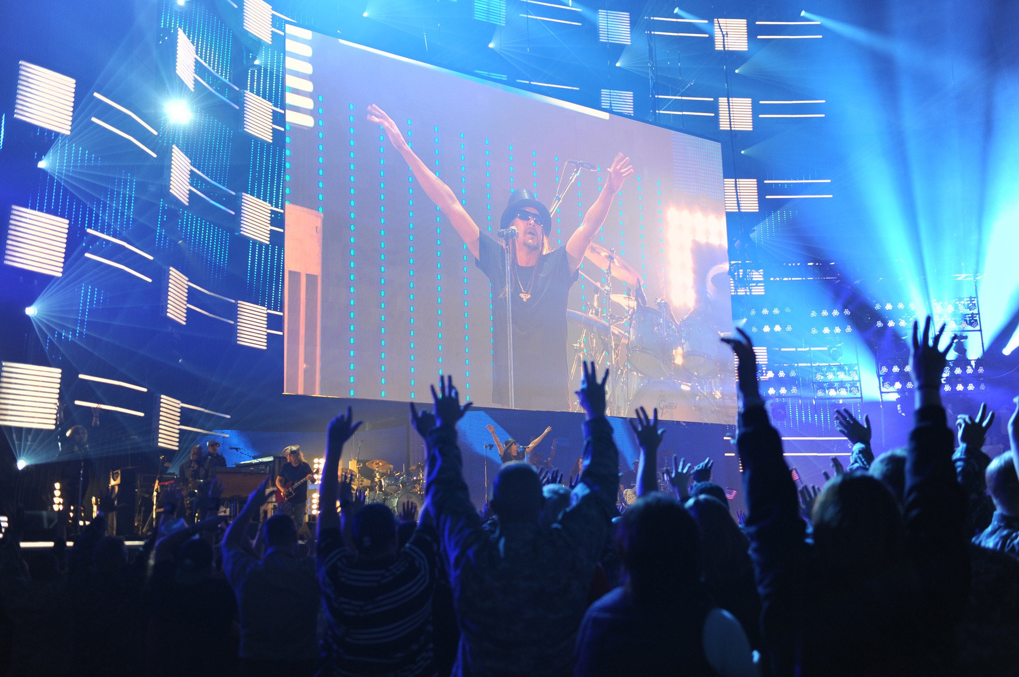auditorium, screen, 1080P, famous, group, fun, rock Music, celebration, spectators, large Group Of People, group Of People, performance, fan - Enthusiast, HD Wallpaper