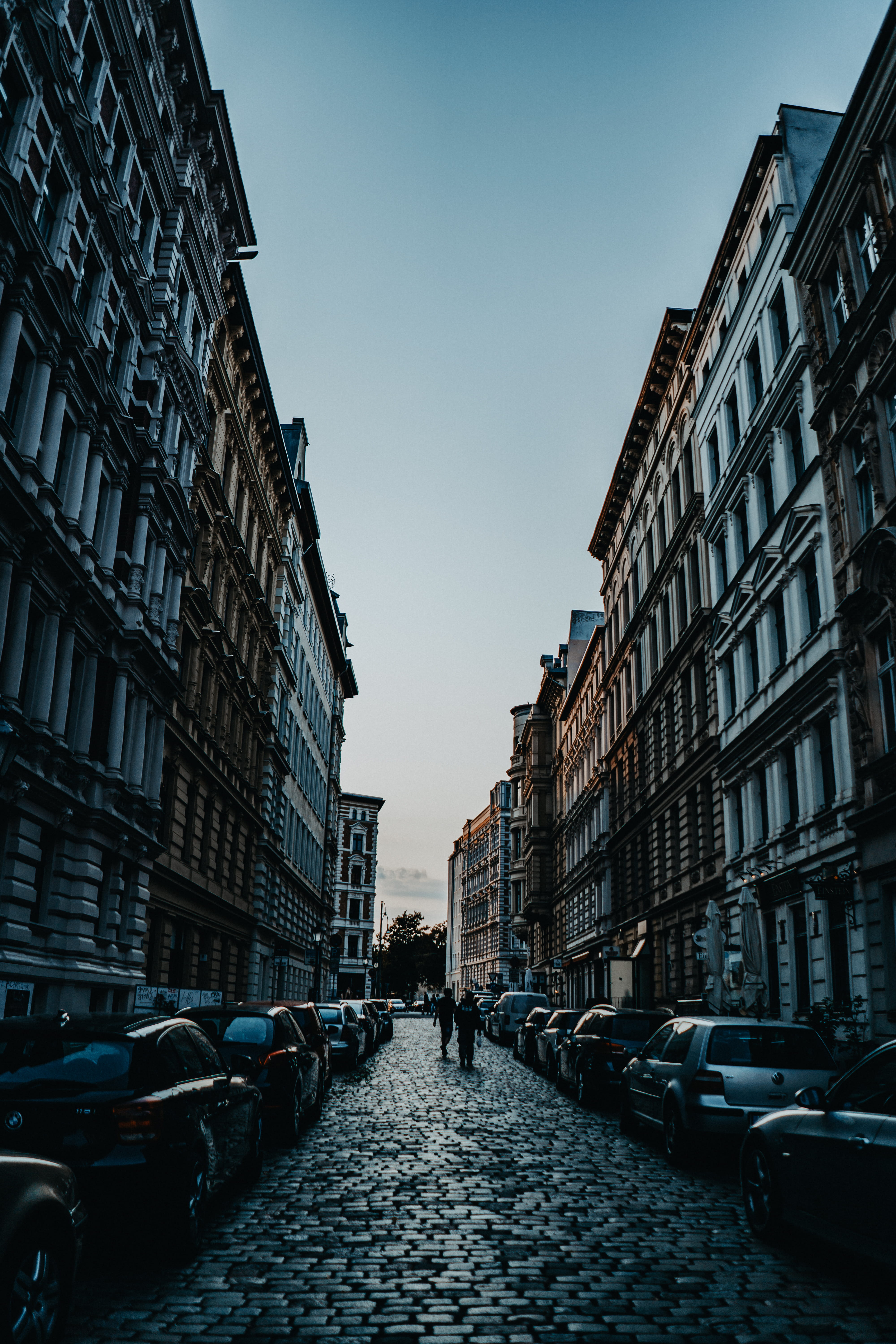 sidewalk, building exterior, residential district, buildings, sky, machine, human, 5K, the way forward, motor vehicle, light, vehicle, automobile, building, Phone HD Wallpaper