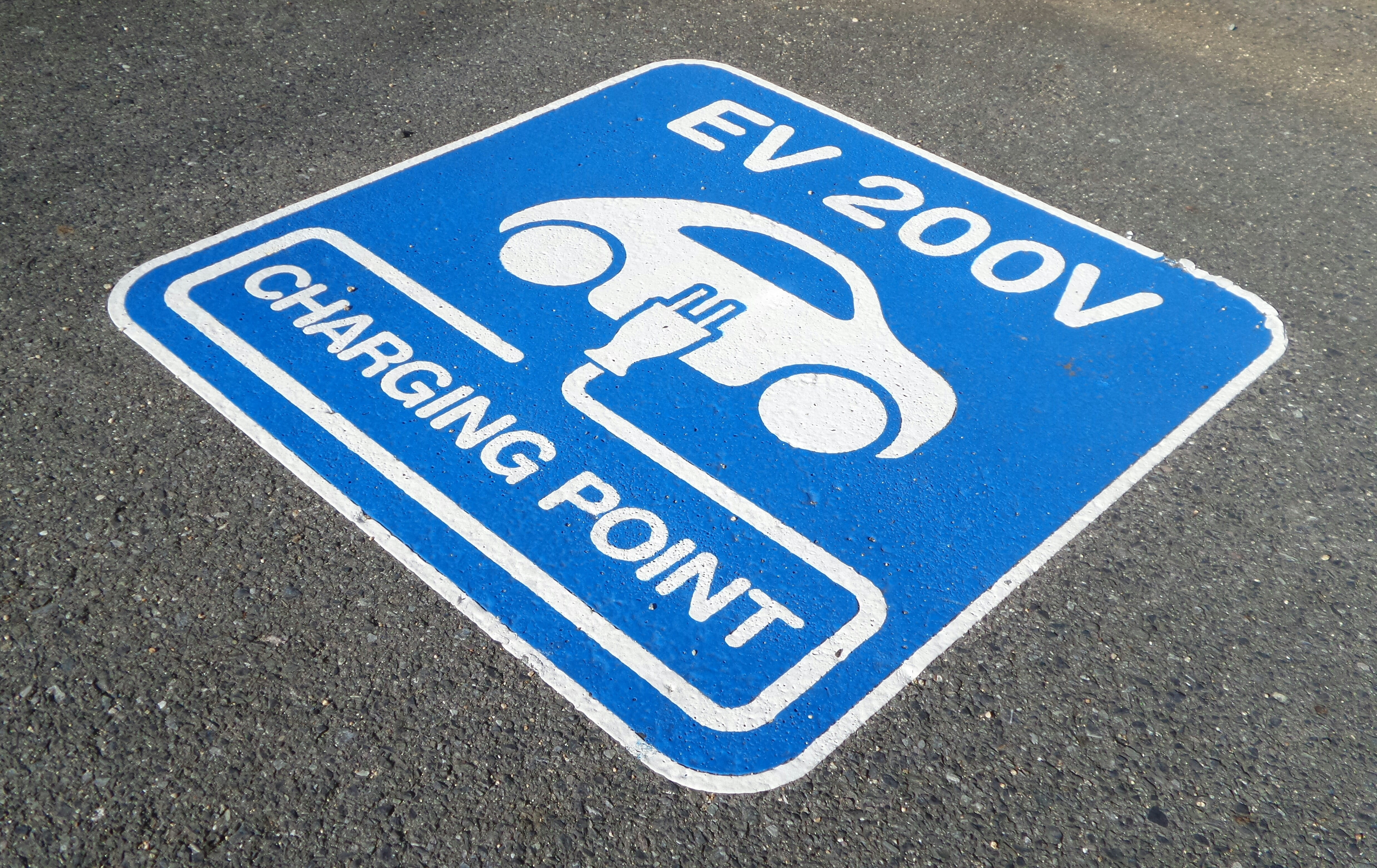 message, close-up, road, high angle view, guidance, Parking, 4K, ev, information sign, city, charge, western script, capital letter, road sign, transportation, HD Wallpaper