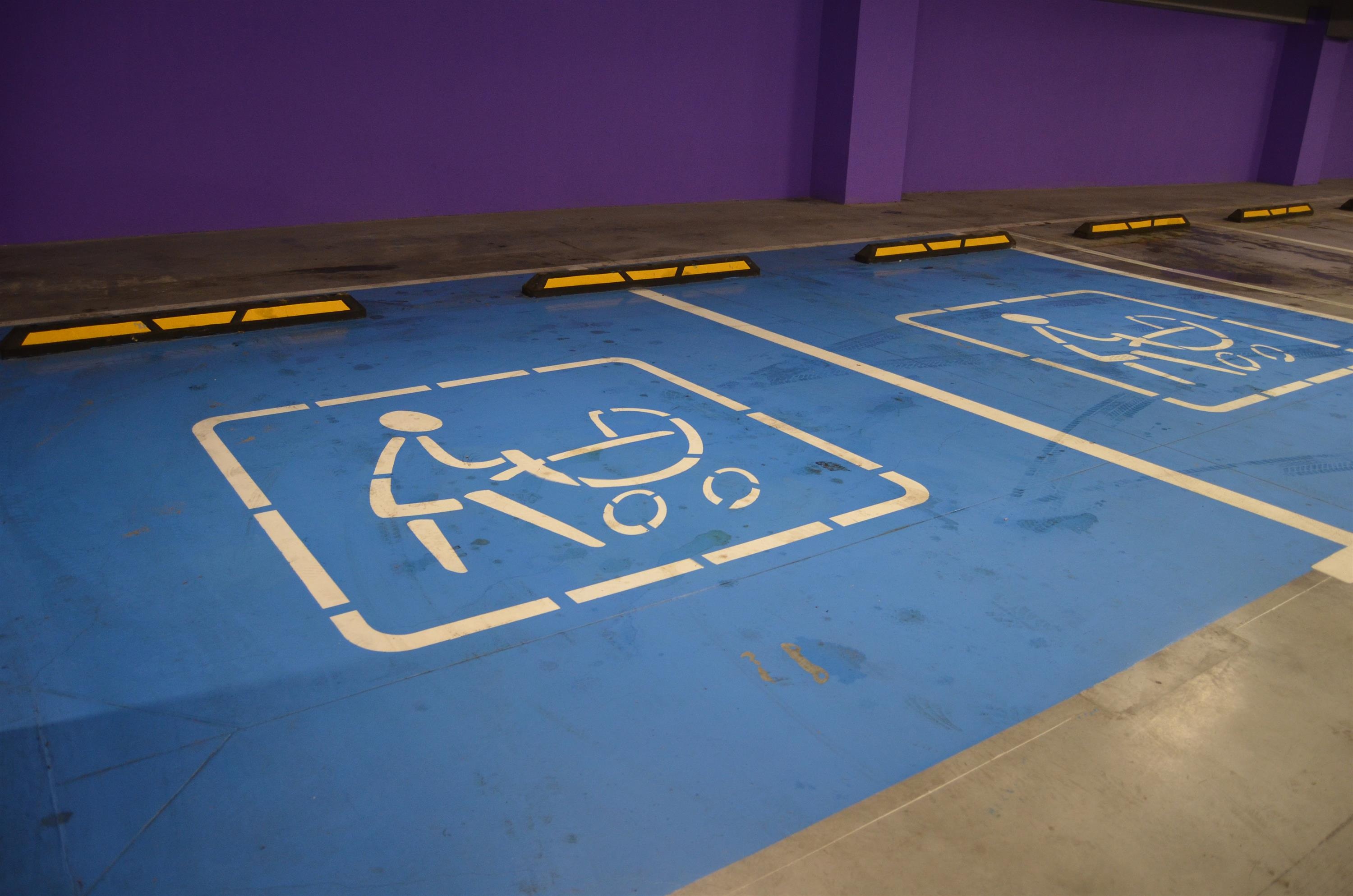 wheelchair, blue, architecture, underground parking, stroller, day, parking sign, parking, parking lot, communication, high angle view, disabled sign, information, HD Wallpaper