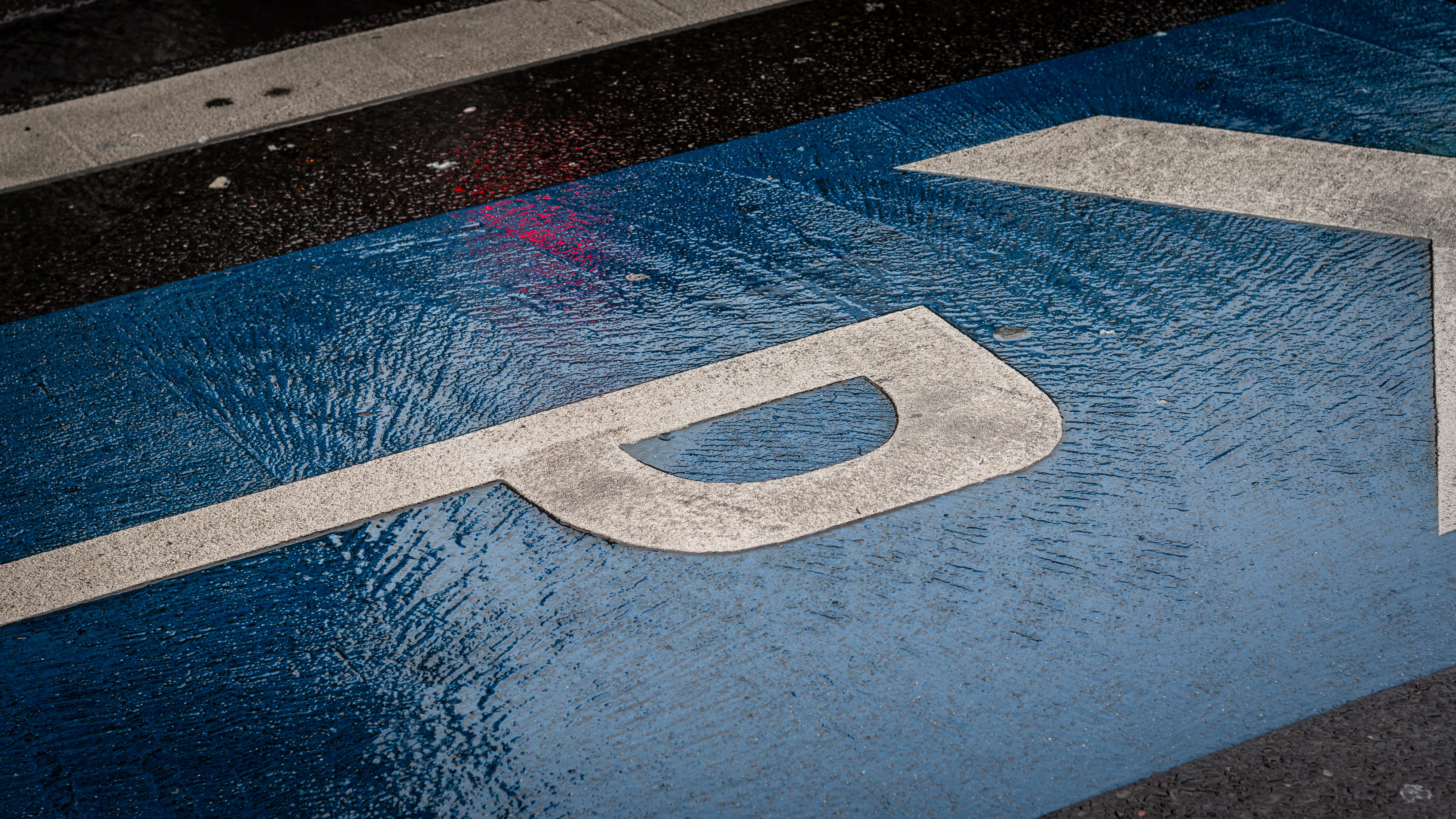 day, 5K, cologne, night, concrete, close-up, communication, sign, symbol, differing abilities, white color, marking, disabled sign, street, rain, medical equipment, HD Wallpaper